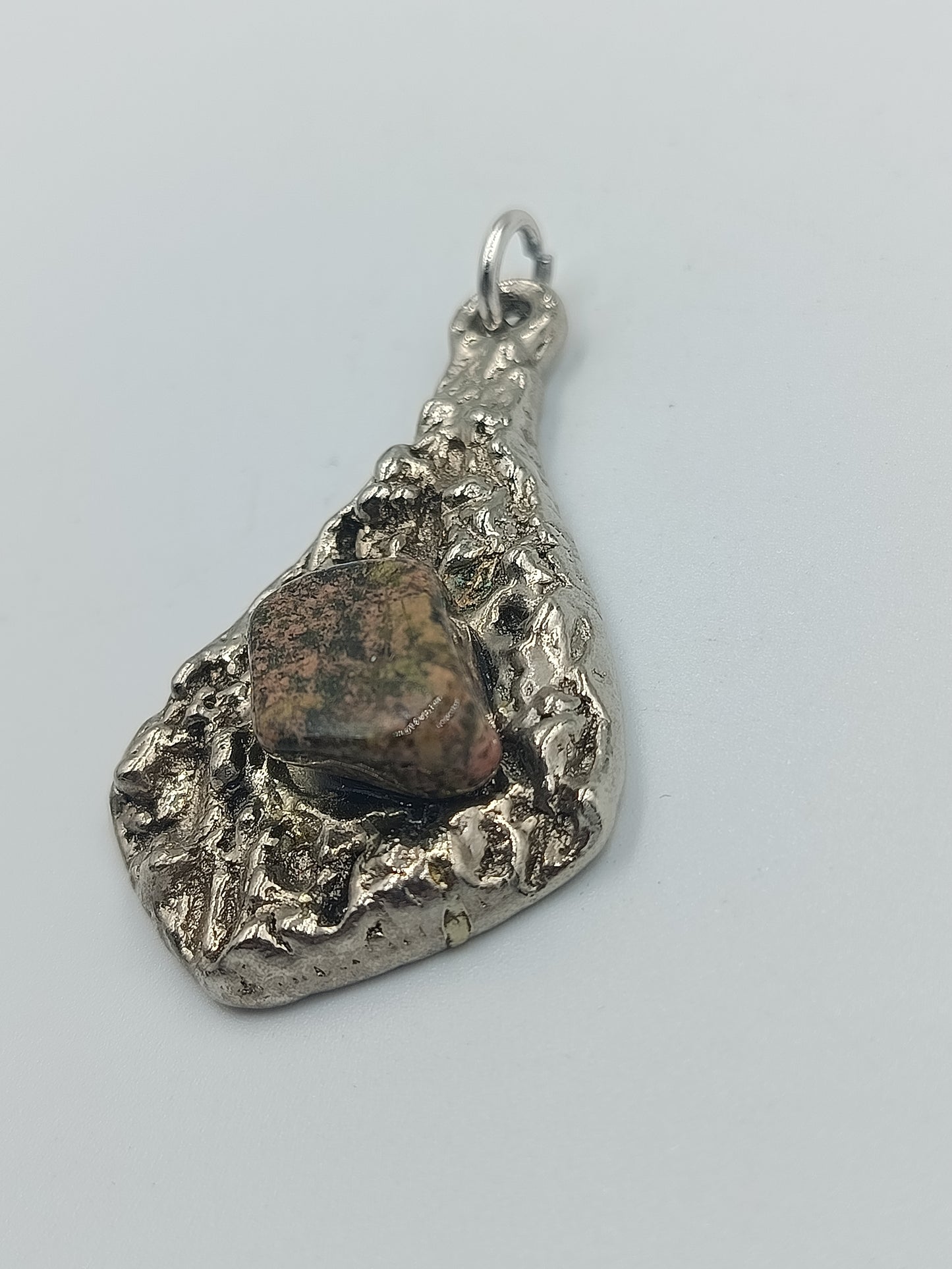 Vintage-Anhänger mit Naturstein