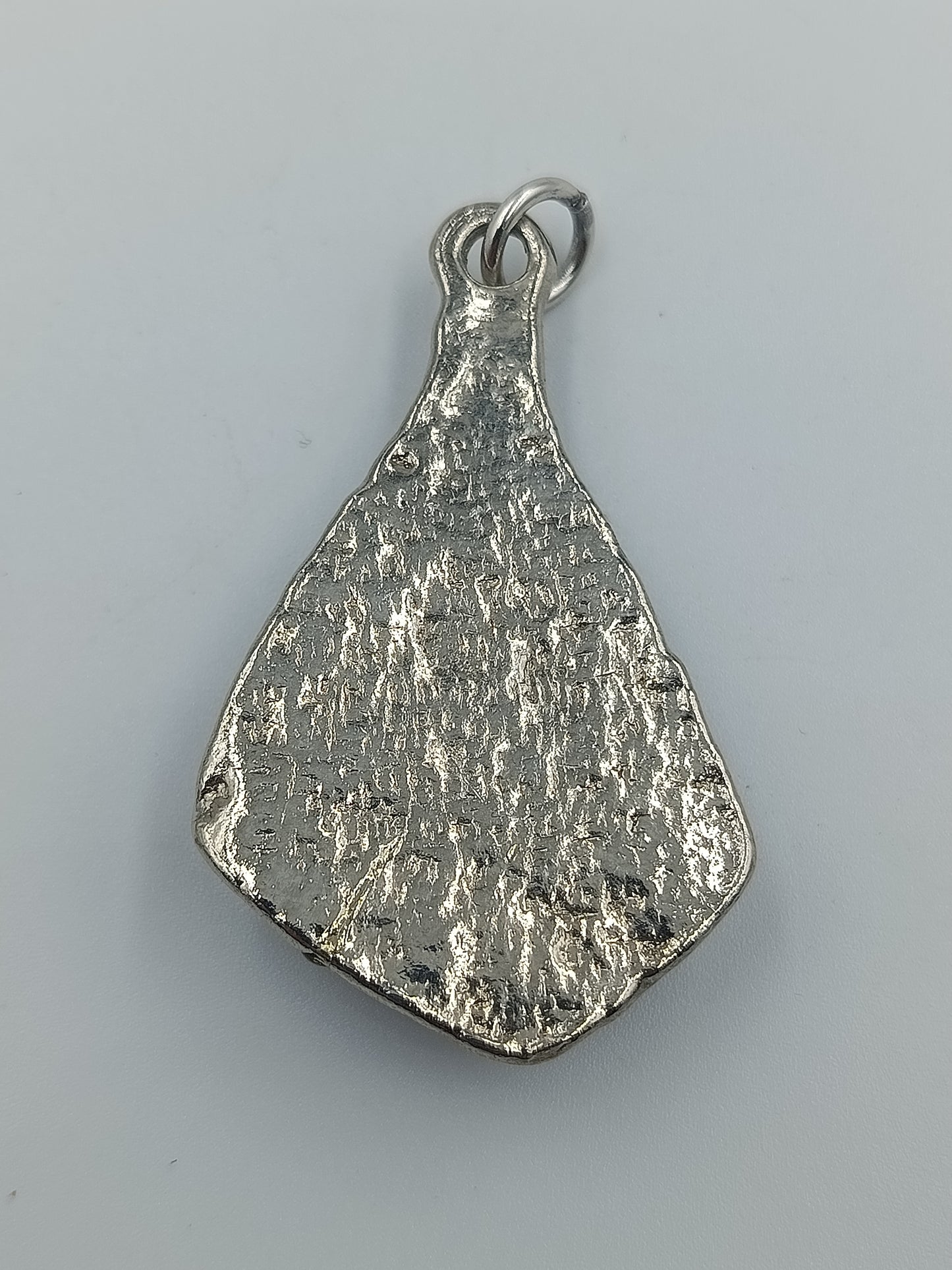 Vintage-Anhänger mit Naturstein