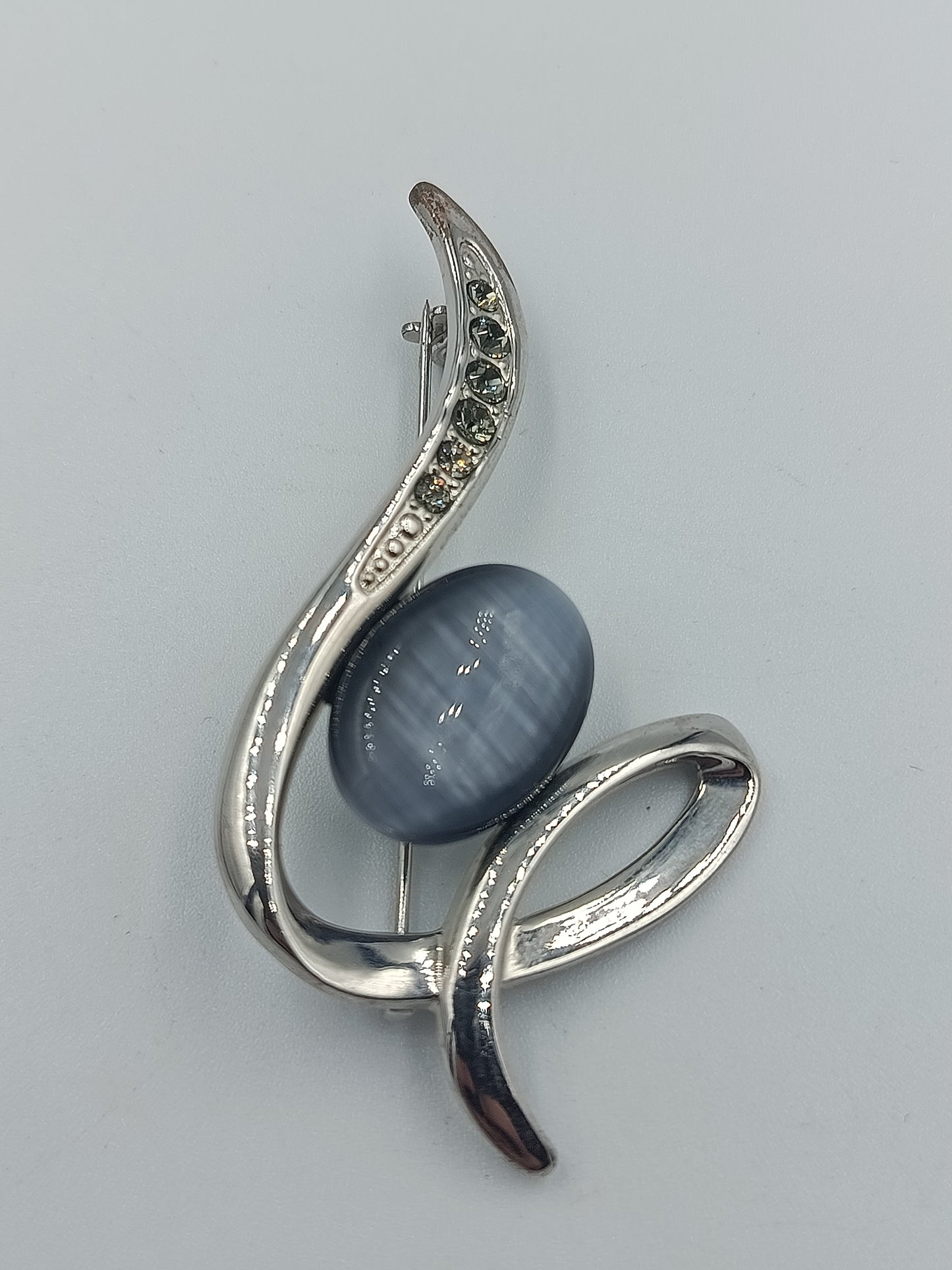 Silberfarbene Brosche mit Katzenauge-Stein