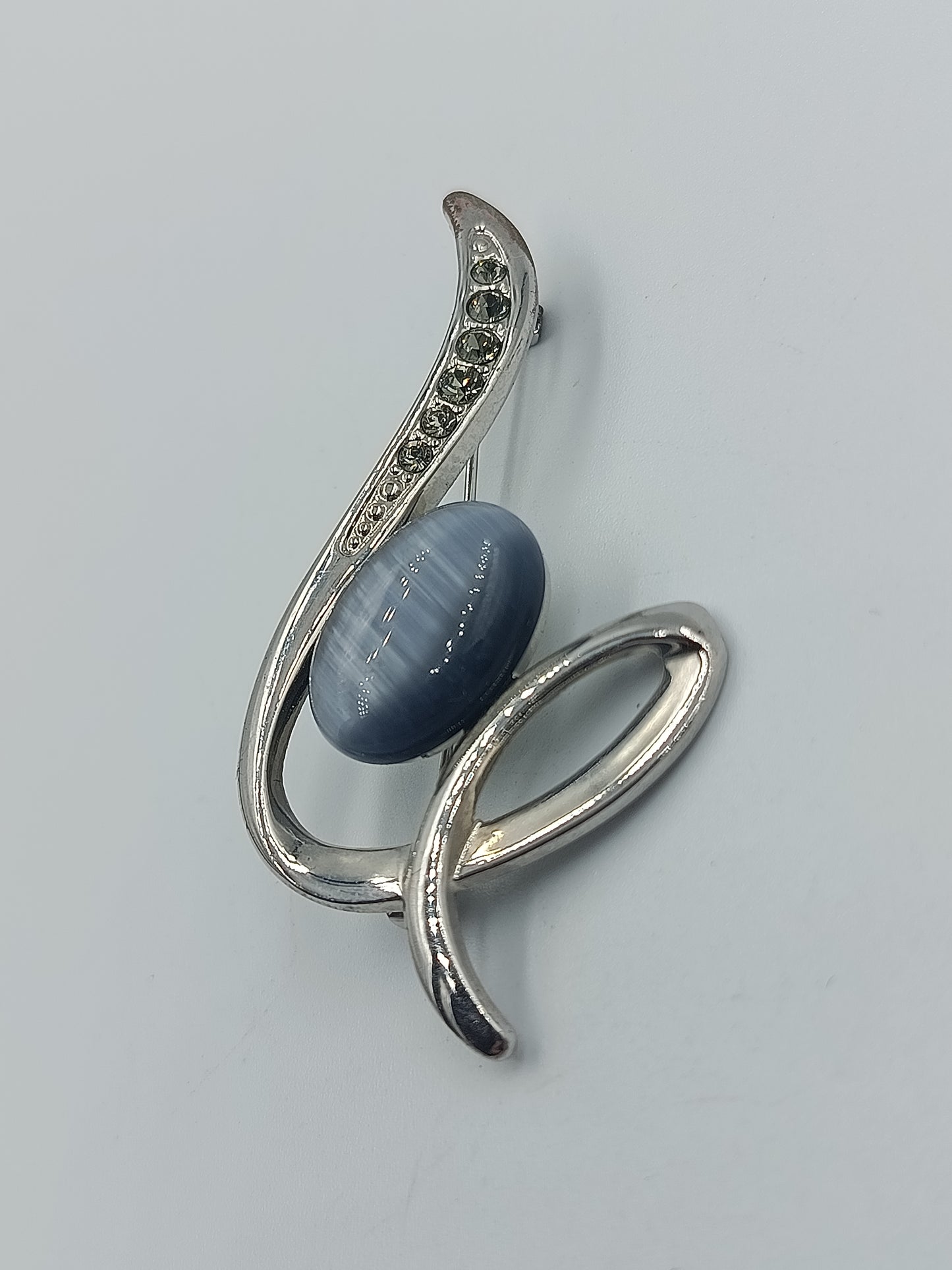 Silberfarbene Brosche mit Katzenauge-Stein