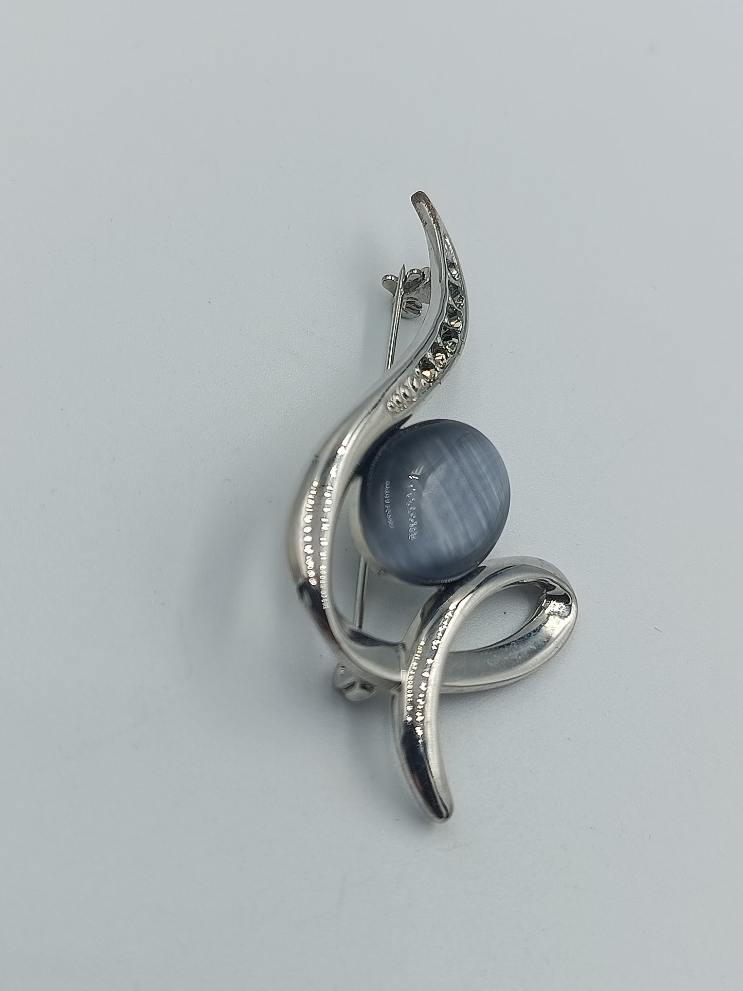 Silberfarbene Brosche mit Katzenauge-Stein
