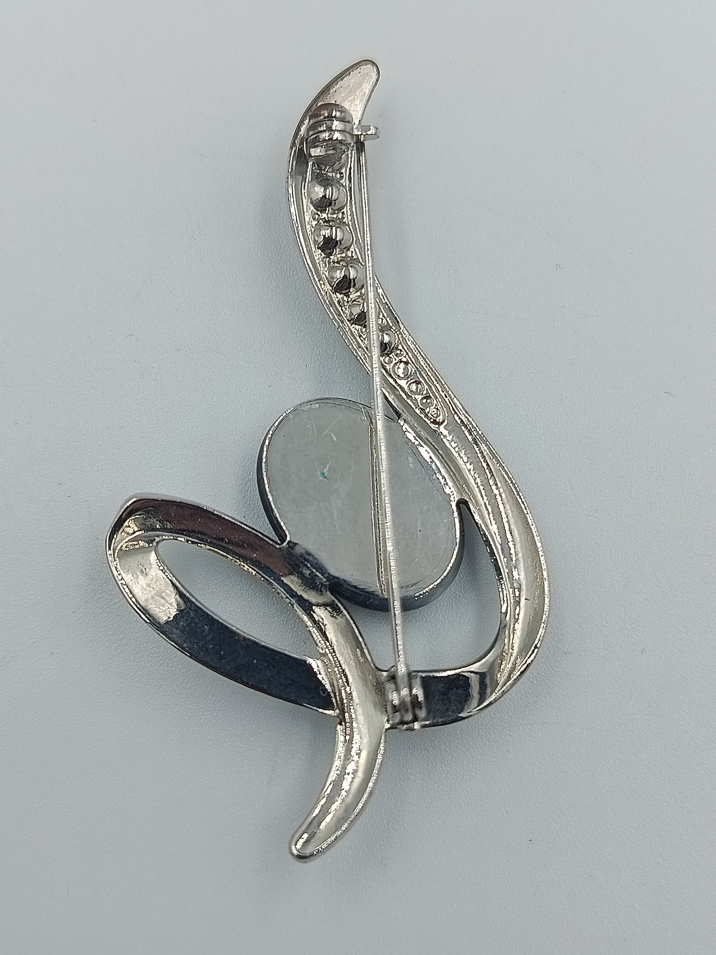 Silberfarbene Brosche mit Katzenauge-Stein