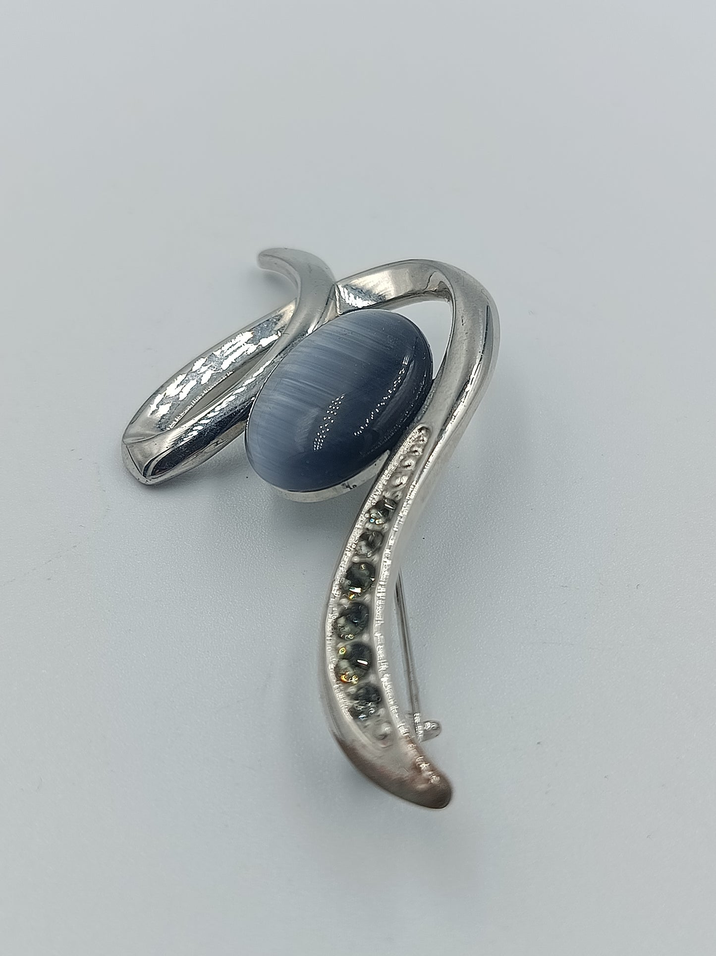 Silberfarbene Brosche mit Katzenauge-Stein