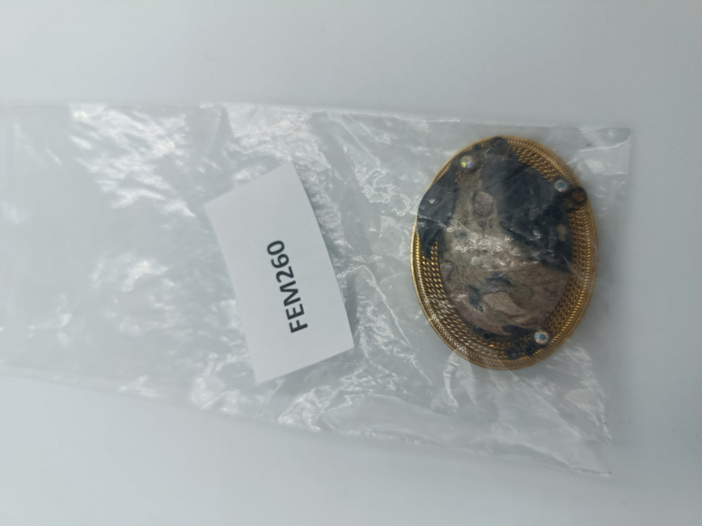 Vintage-Brosche mit Naturstein und Ziersteinen