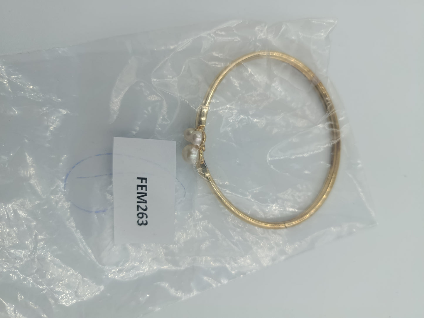 Elegantes Goldfarbenes Armreif mit Perlenbesatz