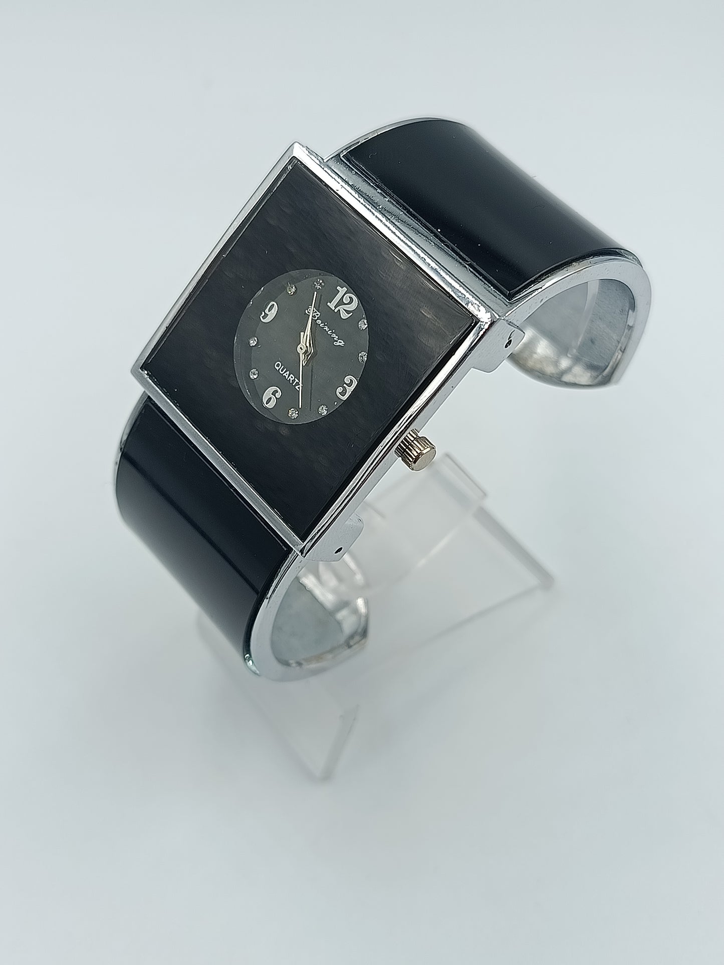 Elegante Armspange-Uhr in Schwarz und Silber