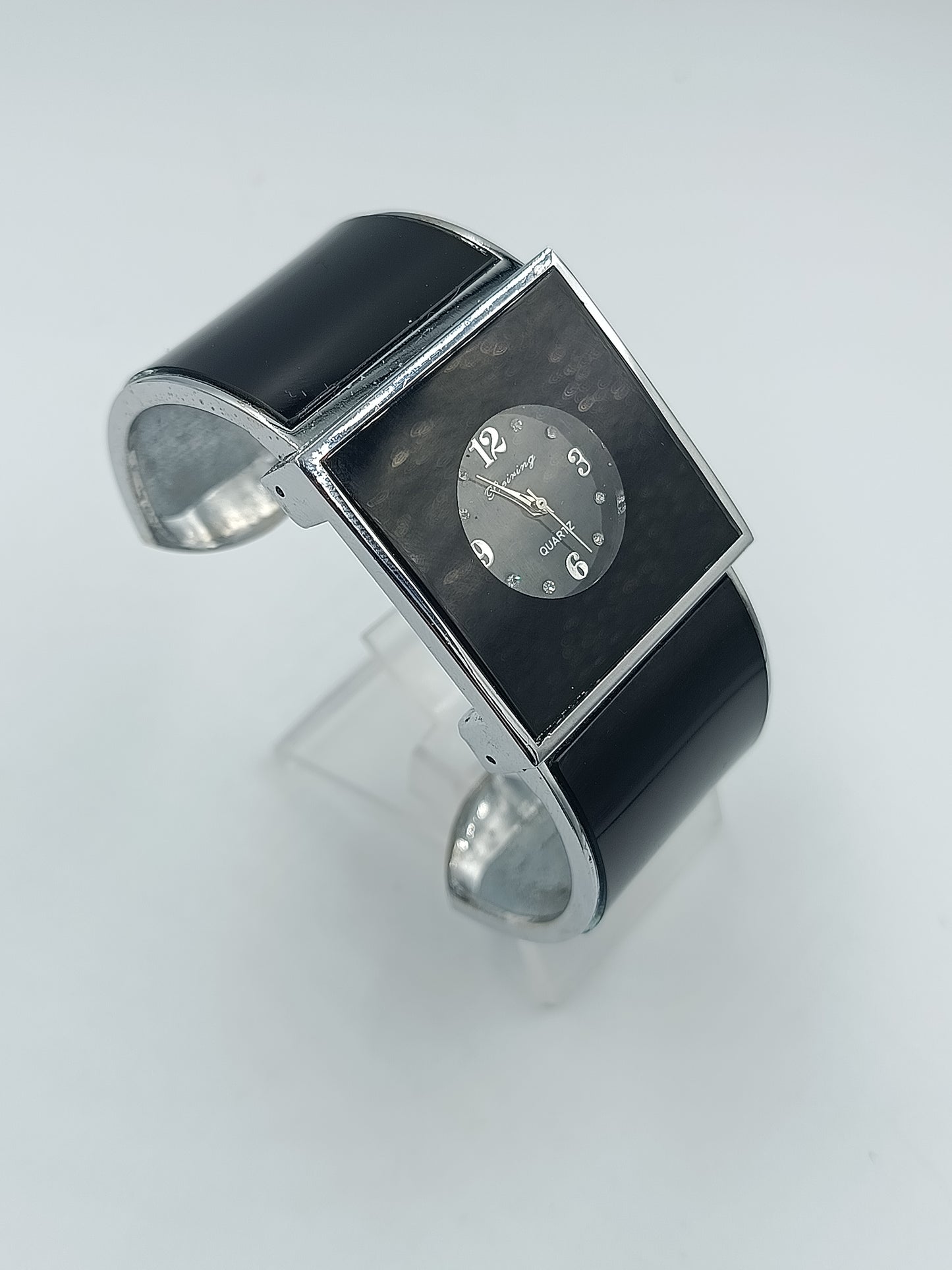 Elegante Armspange-Uhr in Schwarz und Silber