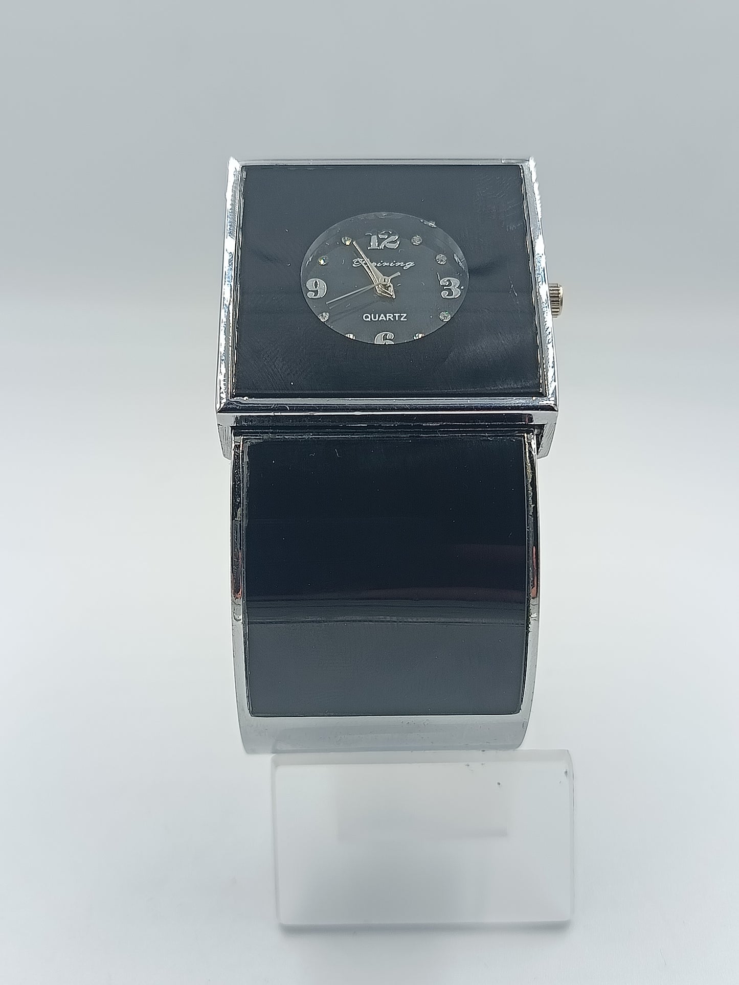 Elegante Armspange-Uhr in Schwarz und Silber