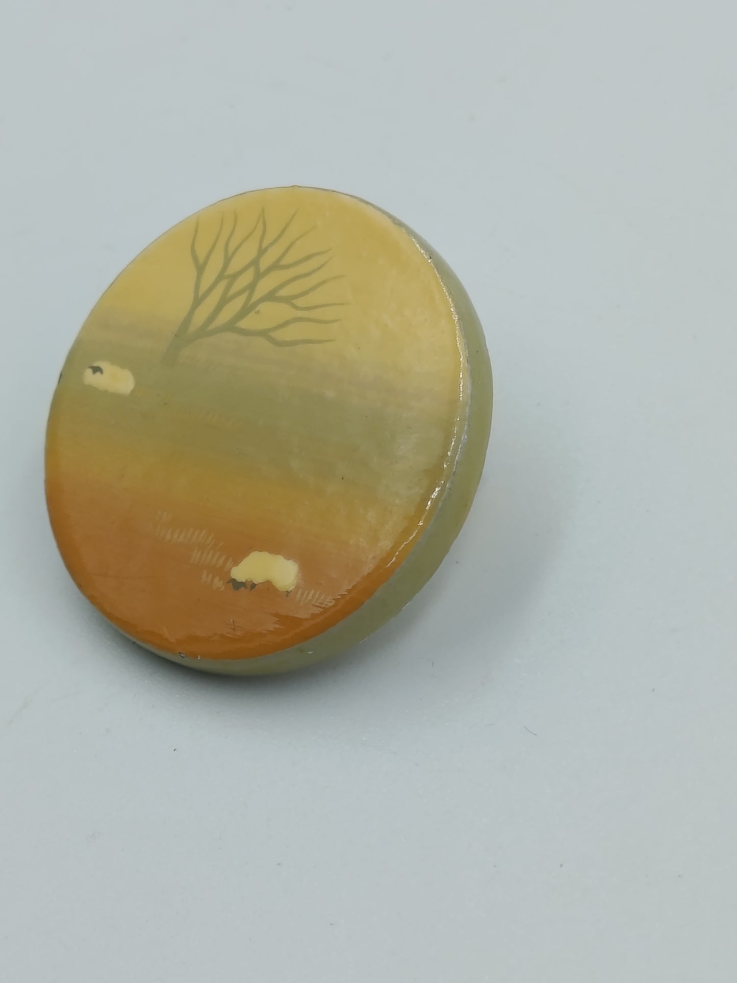 Handbemalte runde Brosche mit Landschaftsmotiv