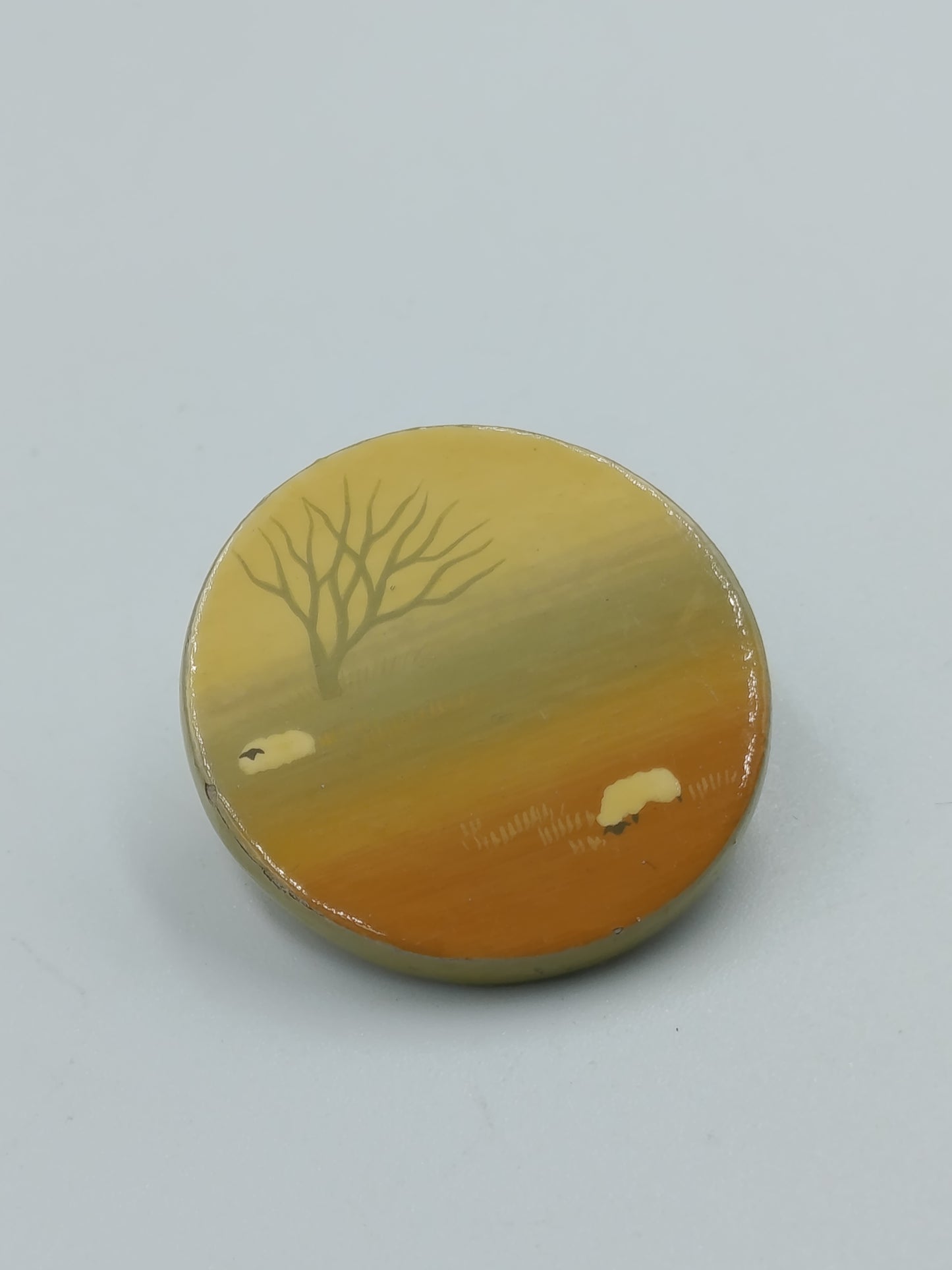 Handbemalte runde Brosche mit Landschaftsmotiv