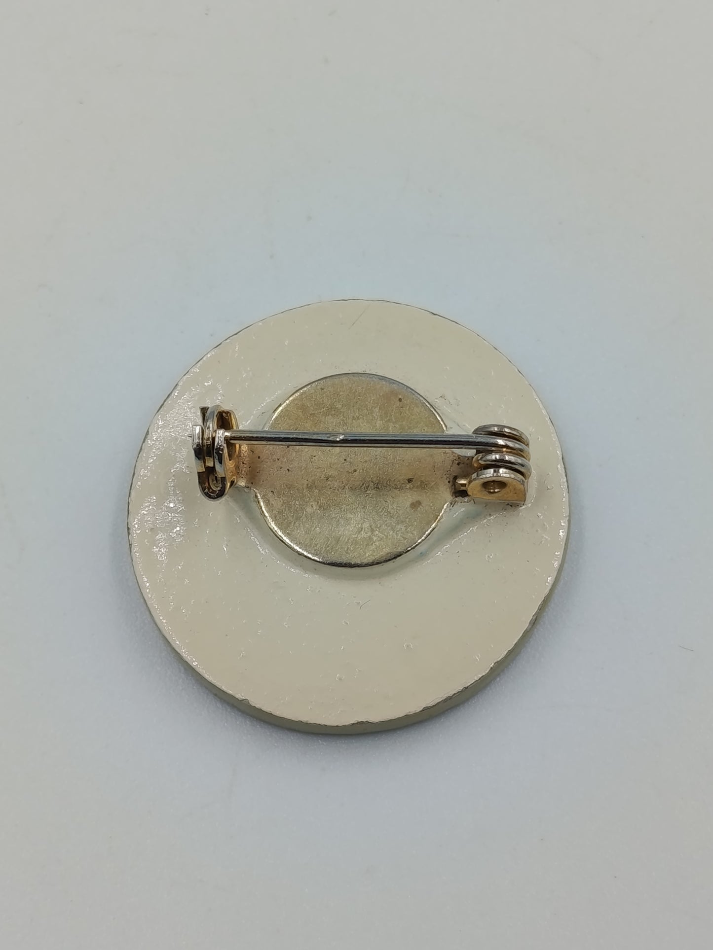 Handbemalte runde Brosche mit Landschaftsmotiv