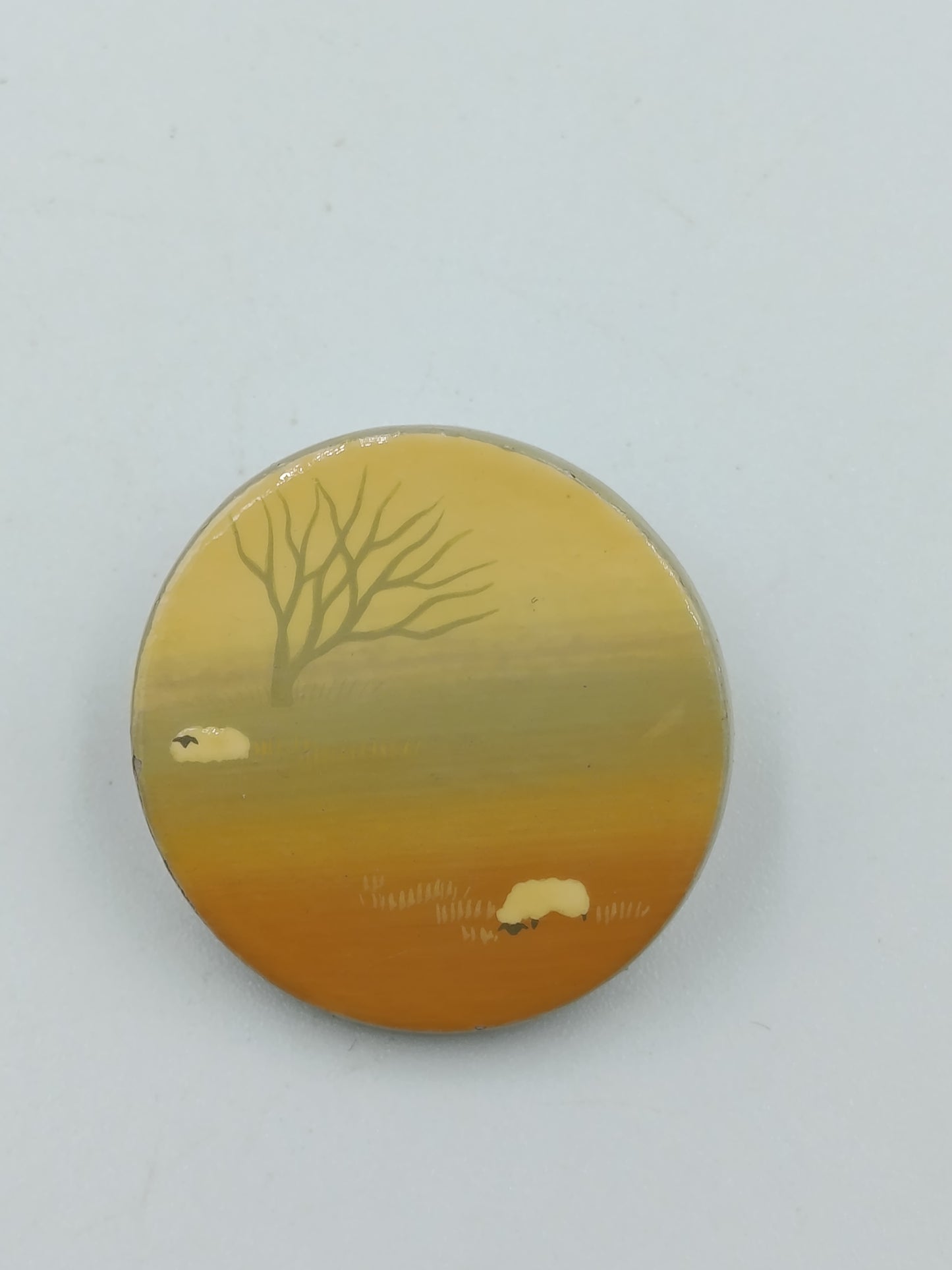 Handbemalte runde Brosche mit Landschaftsmotiv