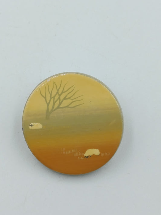 Handbemalte runde Brosche mit Landschaftsmotiv