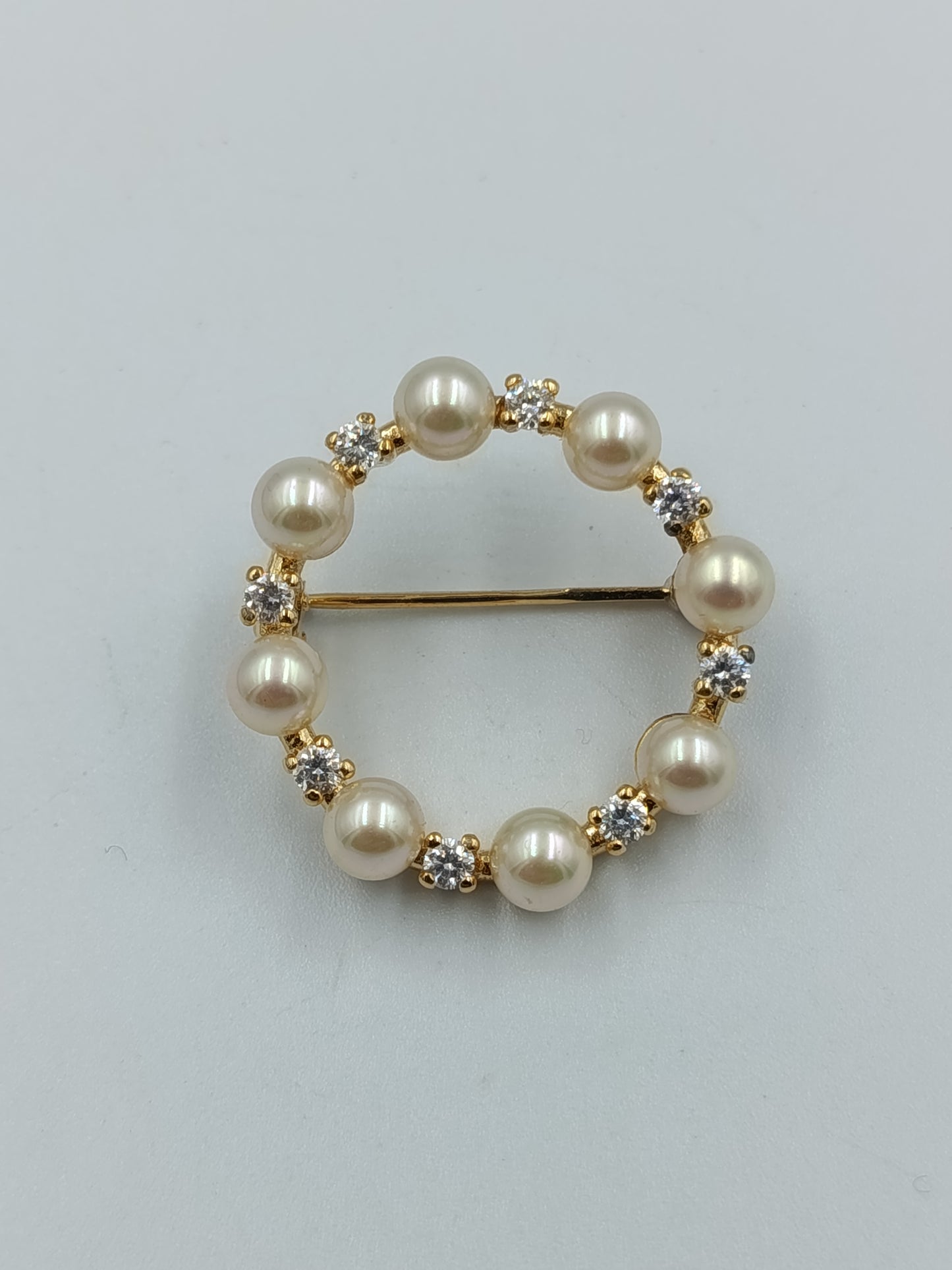 Kreisförmige Brosche mit Perlen & Strass in Goldoptik