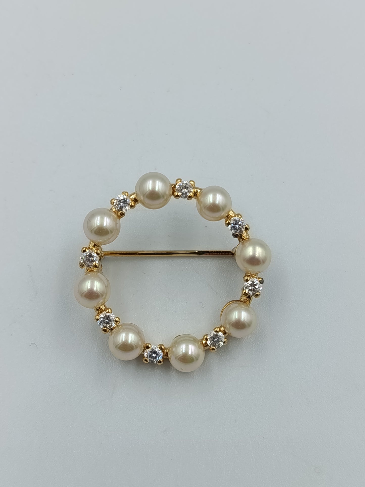 Kreisförmige Brosche mit Perlen & Strass in Goldoptik