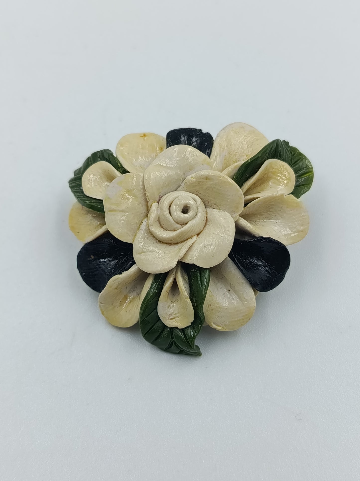 Handgefertigte Blüten-Brosche in Creme & Grün