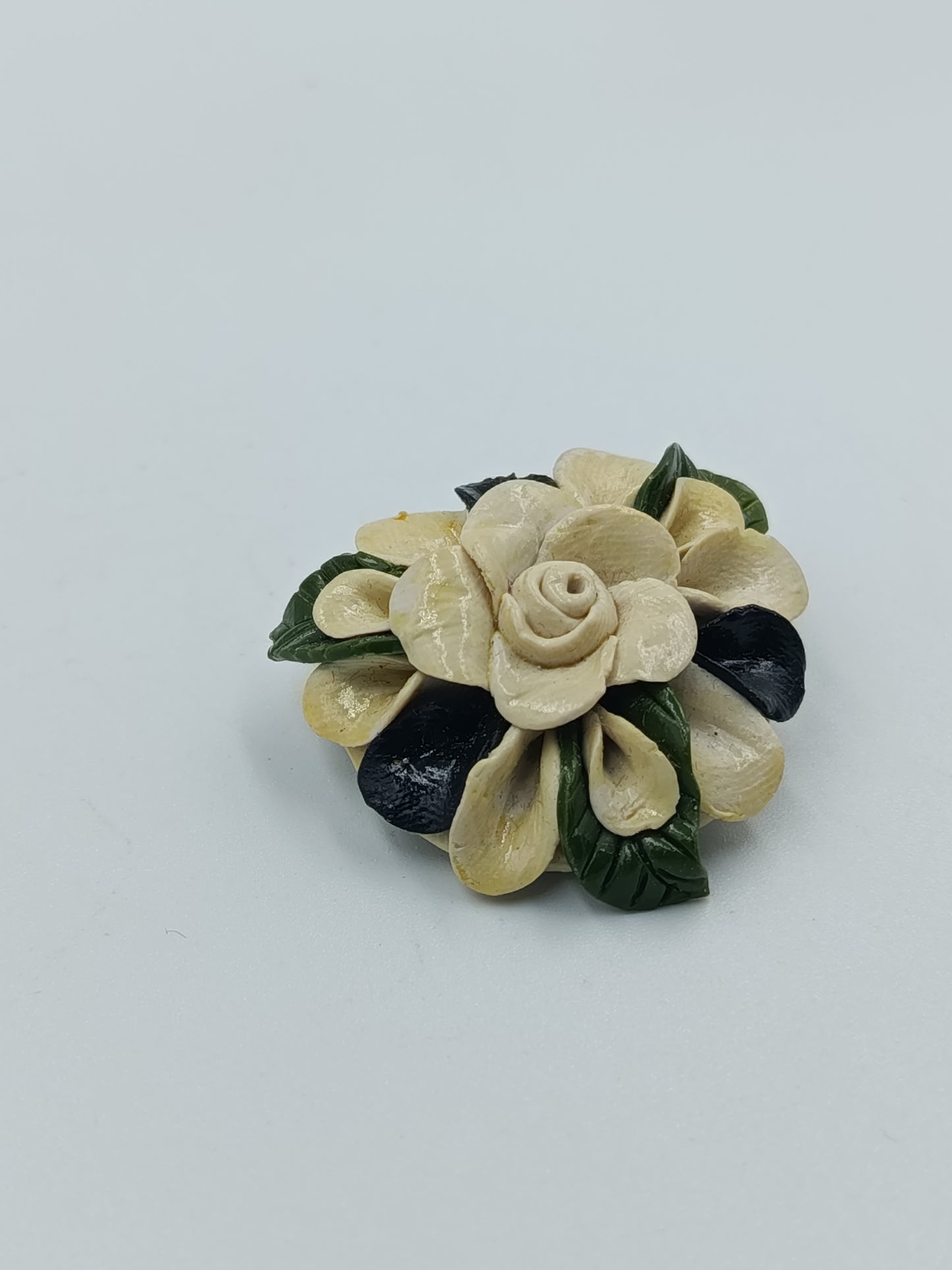 Handgefertigte Blüten-Brosche in Creme & Grün