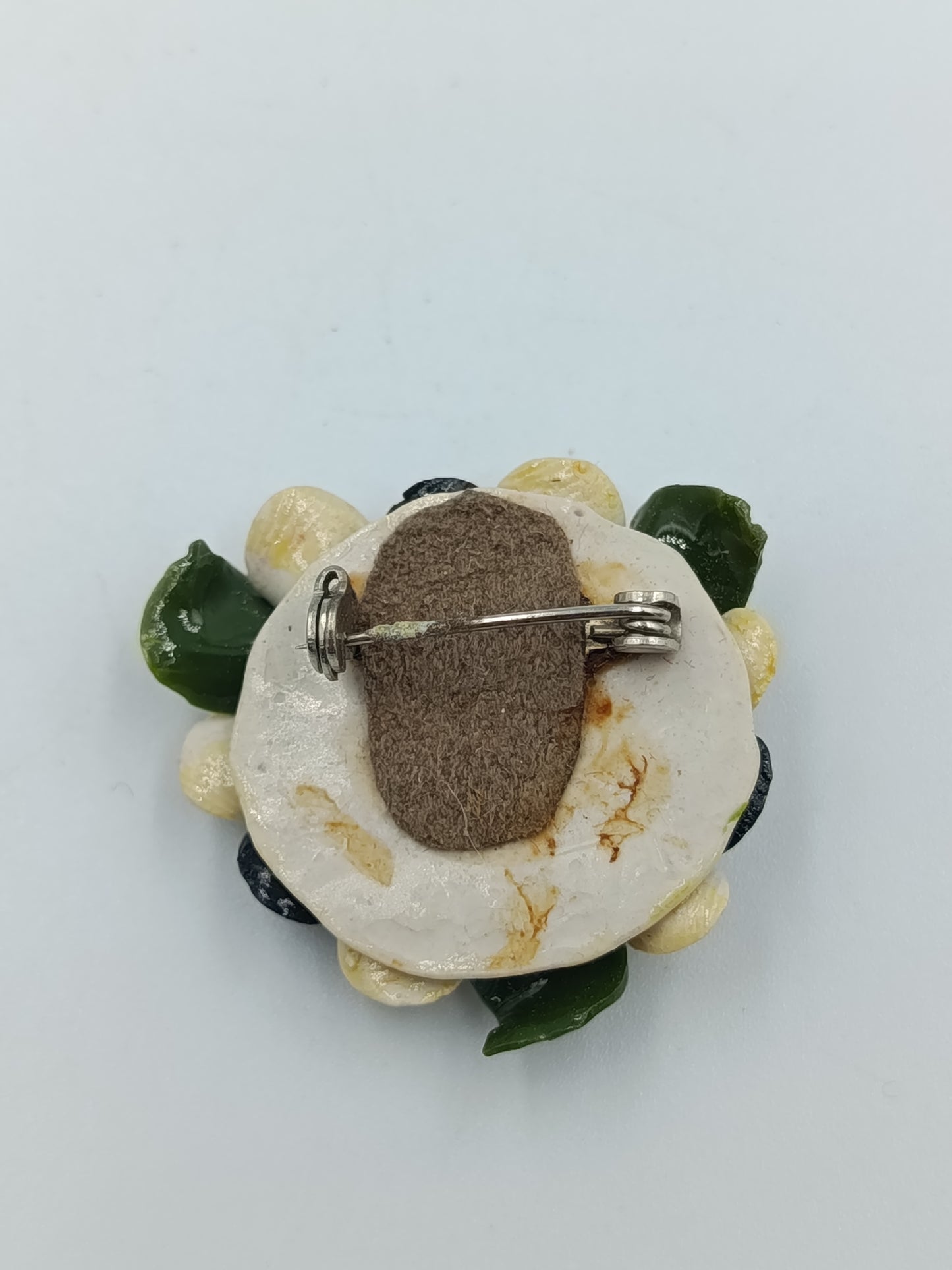Handgefertigte Blüten-Brosche in Creme & Grün