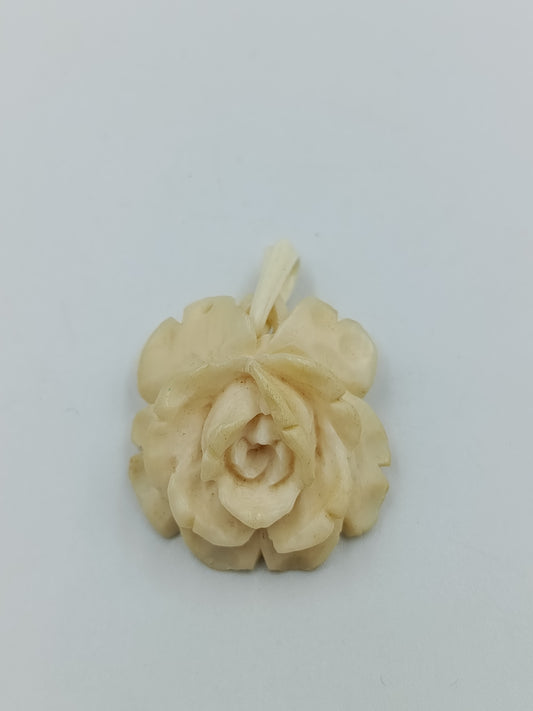 Handgeschnitzter Blüten-Anhänger aus Naturmaterial