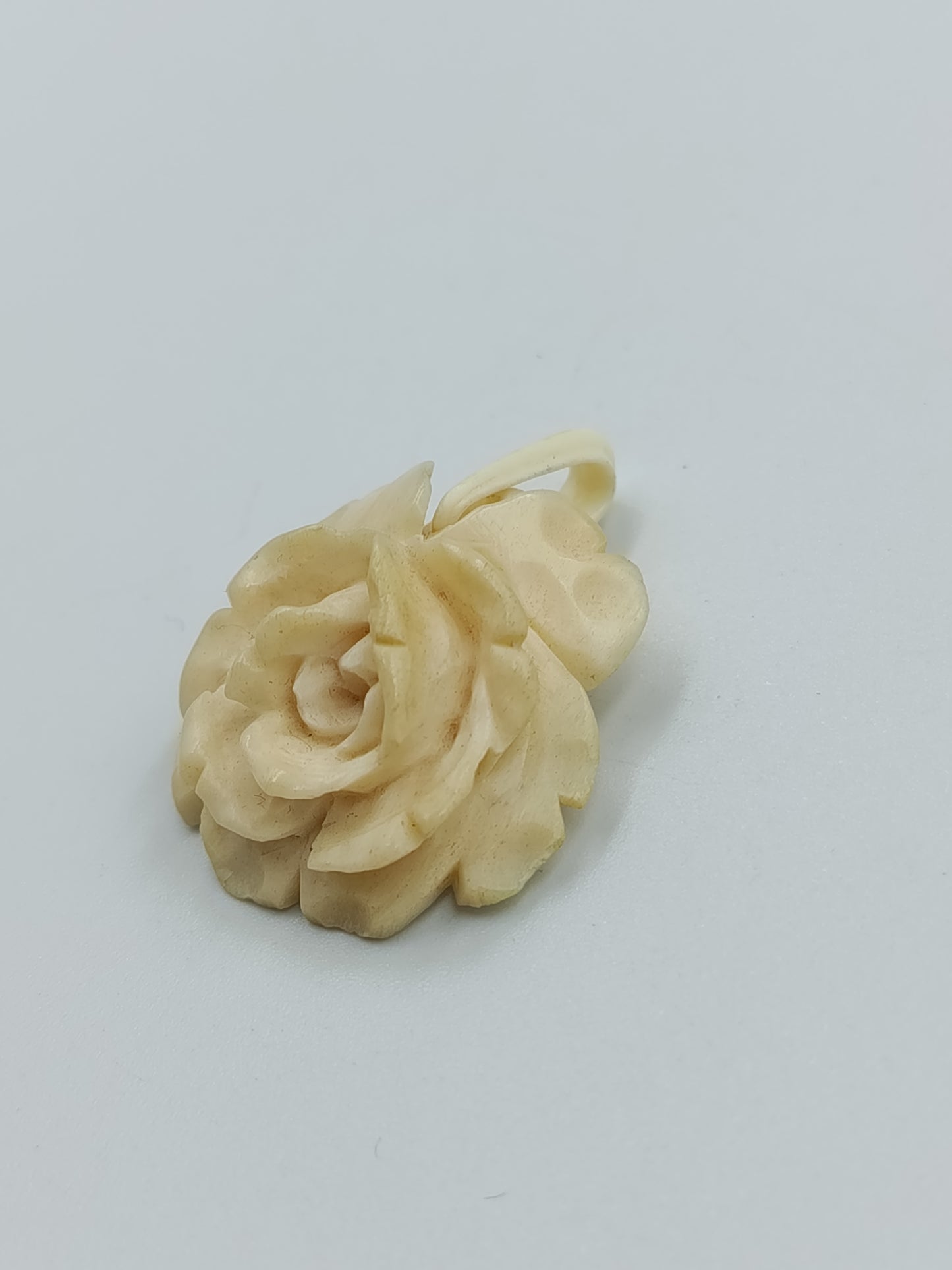 Handgeschnitzter Blüten-Anhänger aus Naturmaterial