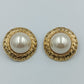 Klassische Clip-Ohrringe mit großen Perlen in Goldoptik