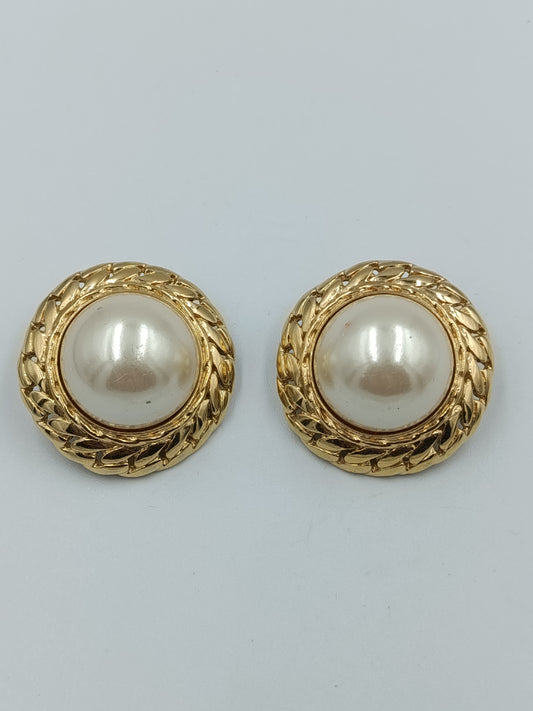 Klassische Clip-Ohrringe mit großen Perlen in Goldoptik