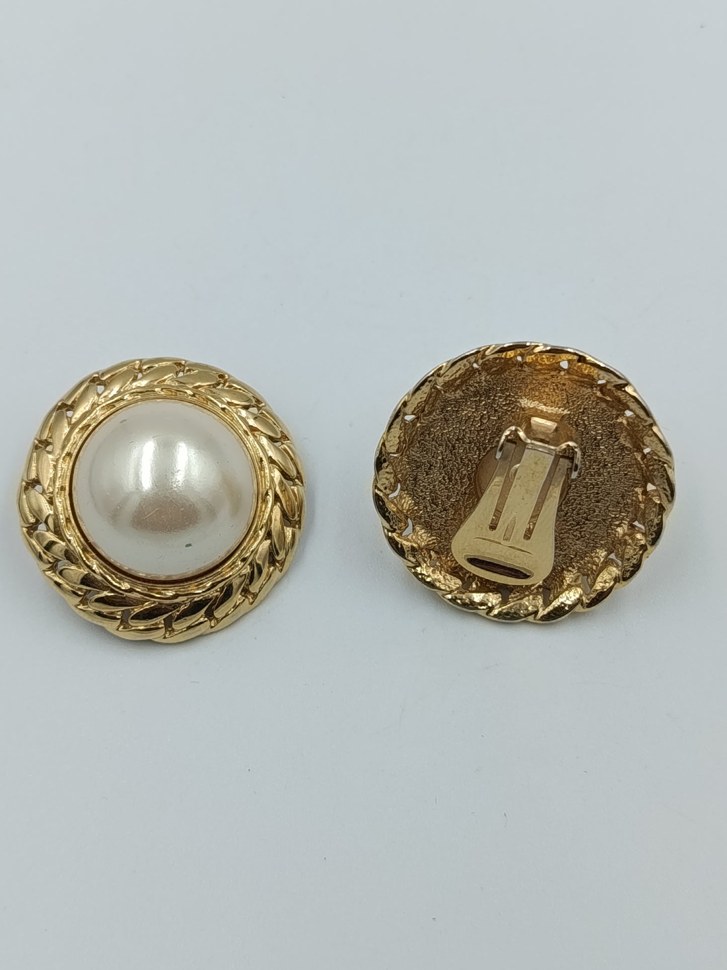 Klassische Clip-Ohrringe mit großen Perlen in Goldoptik