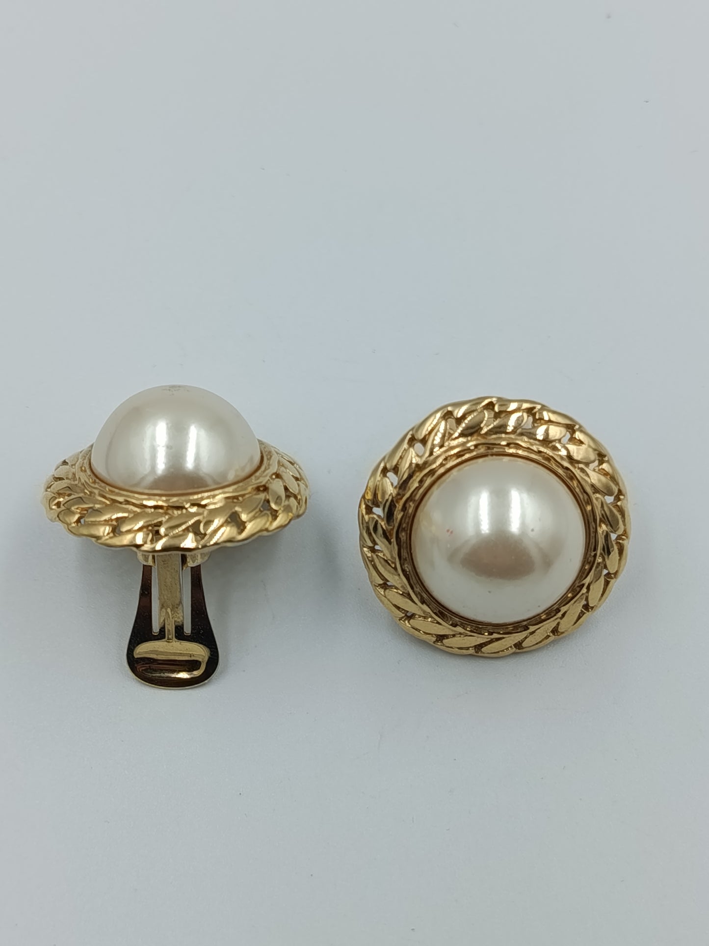 Klassische Clip-Ohrringe mit großen Perlen in Goldoptik
