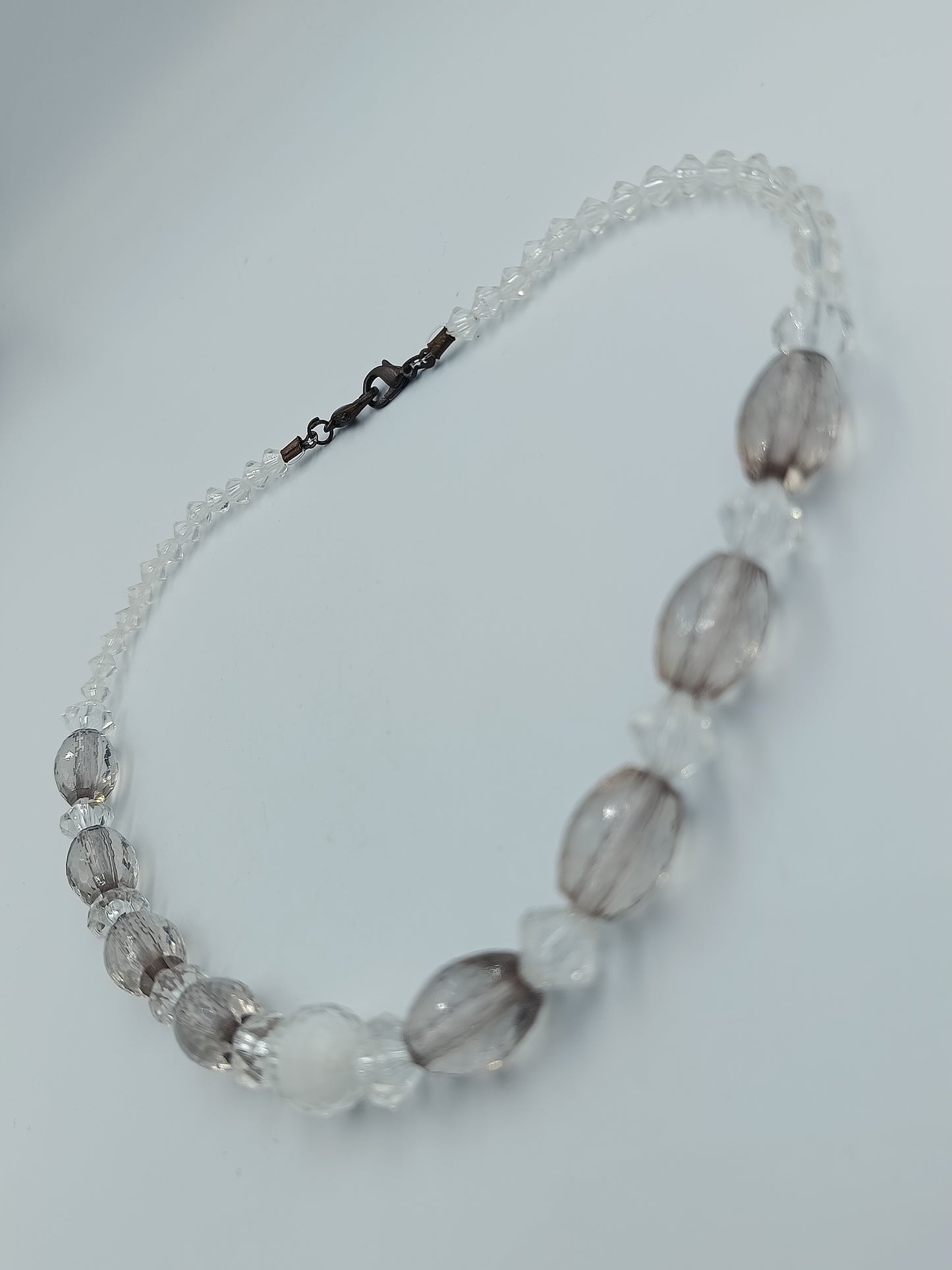 Elegante Glasperlenkette in Rauchgrau und Kristallklar