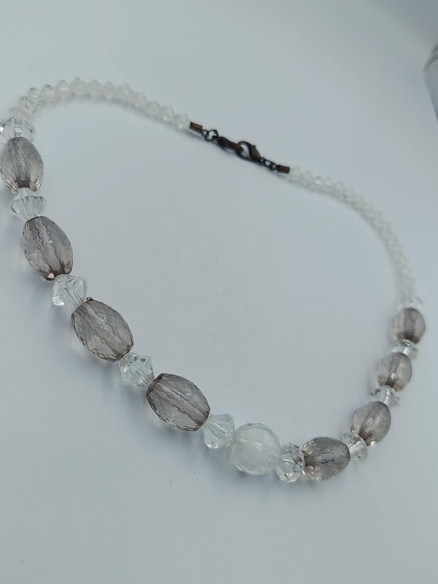Elegante Glasperlenkette in Rauchgrau und Kristallklar