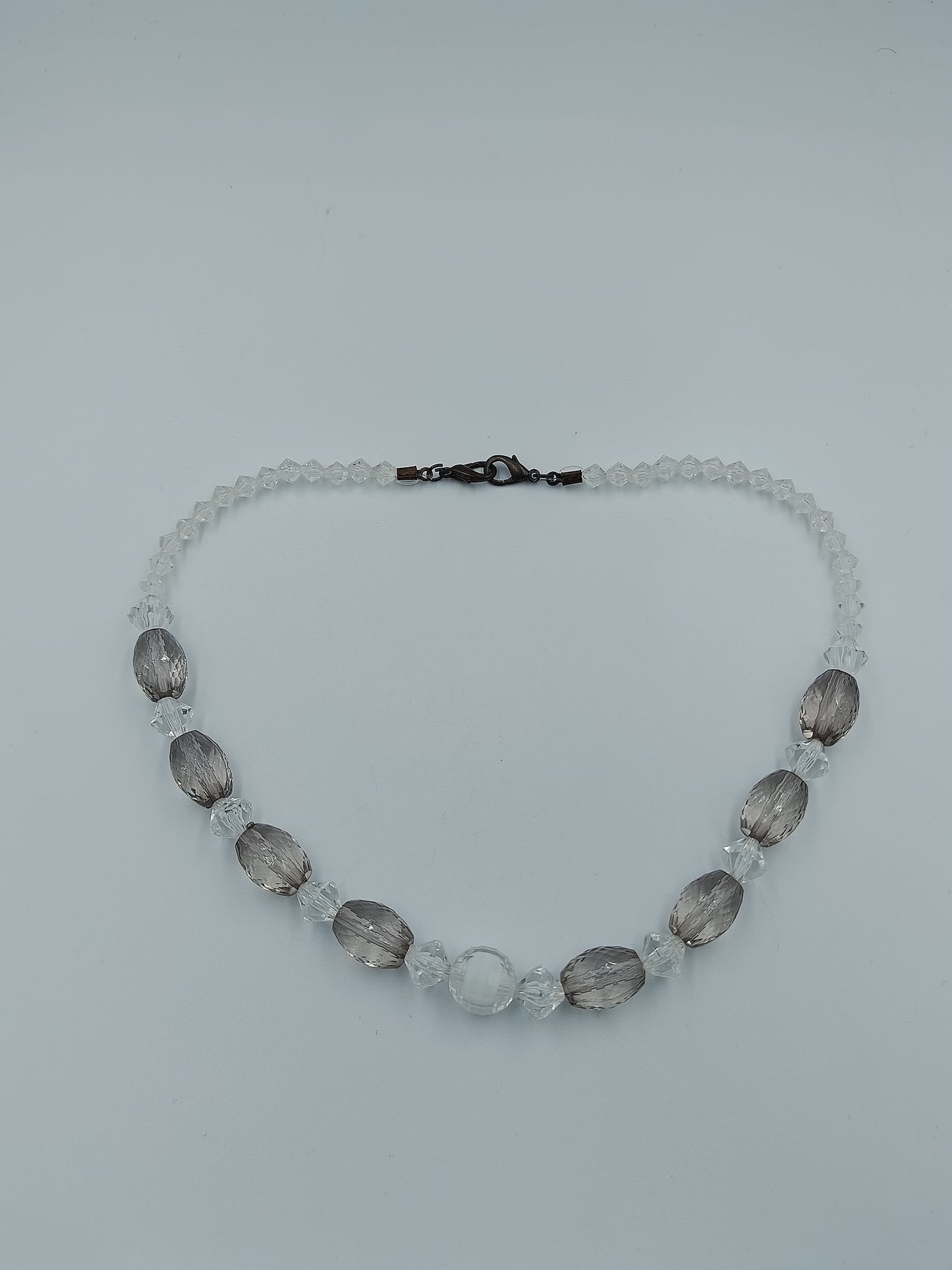 Elegante Glasperlenkette in Rauchgrau und Kristallklar