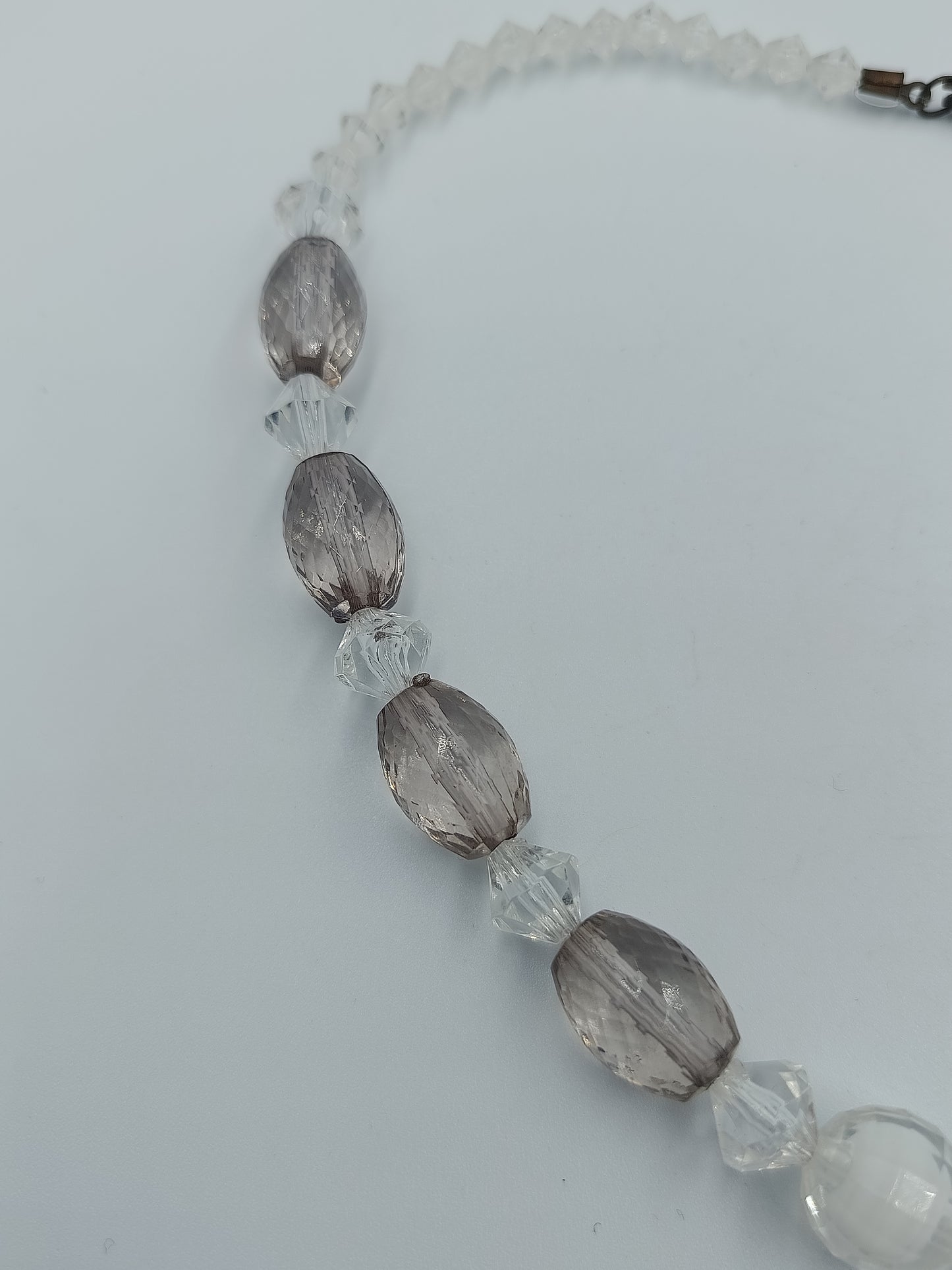Elegante Glasperlenkette in Rauchgrau und Kristallklar