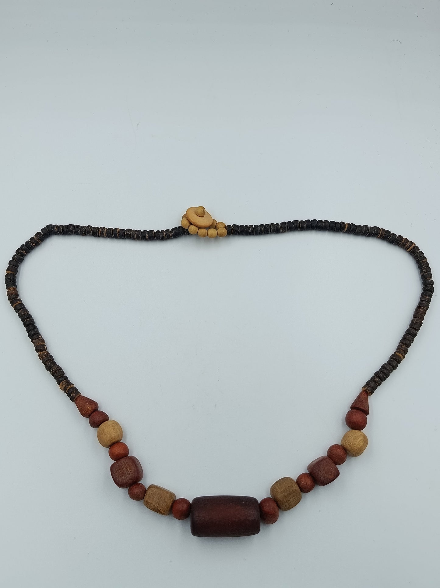 Naturbelassene Halskette aus Holzperlen