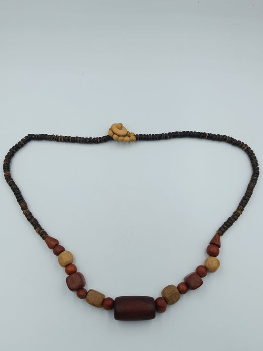 Naturbelassene Halskette aus Holzperlen