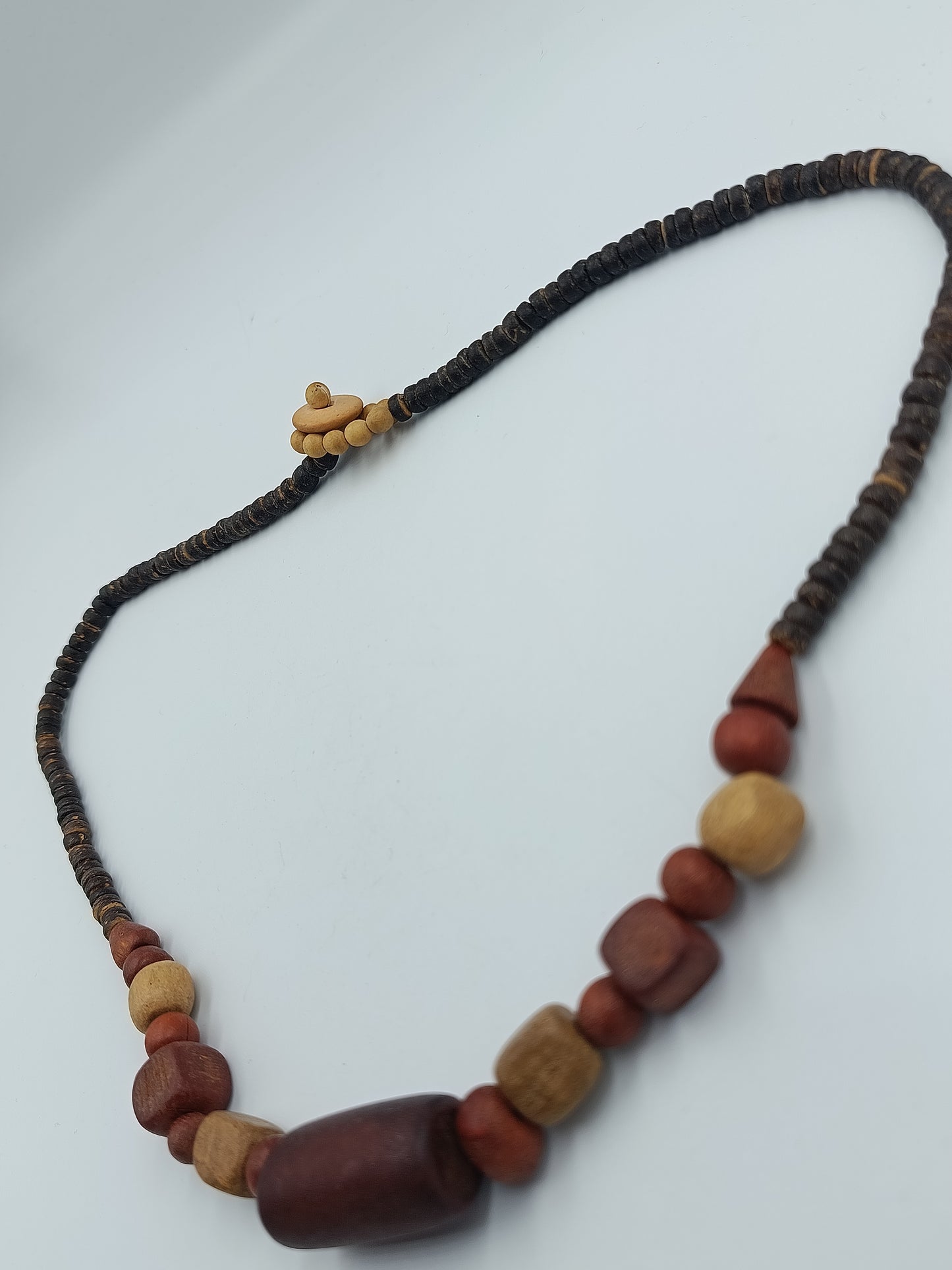 Naturbelassene Halskette aus Holzperlen