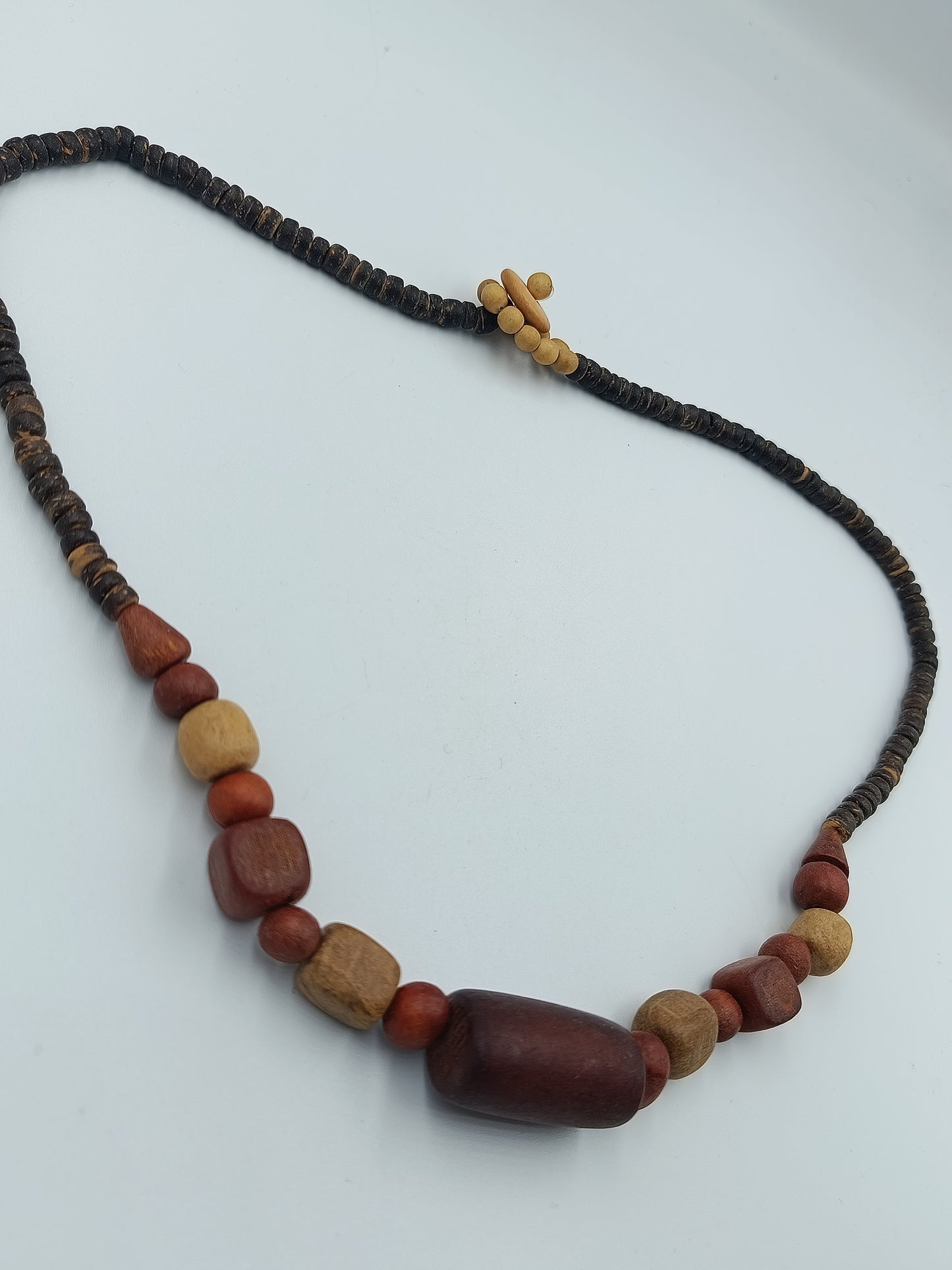 Naturbelassene Halskette aus Holzperlen