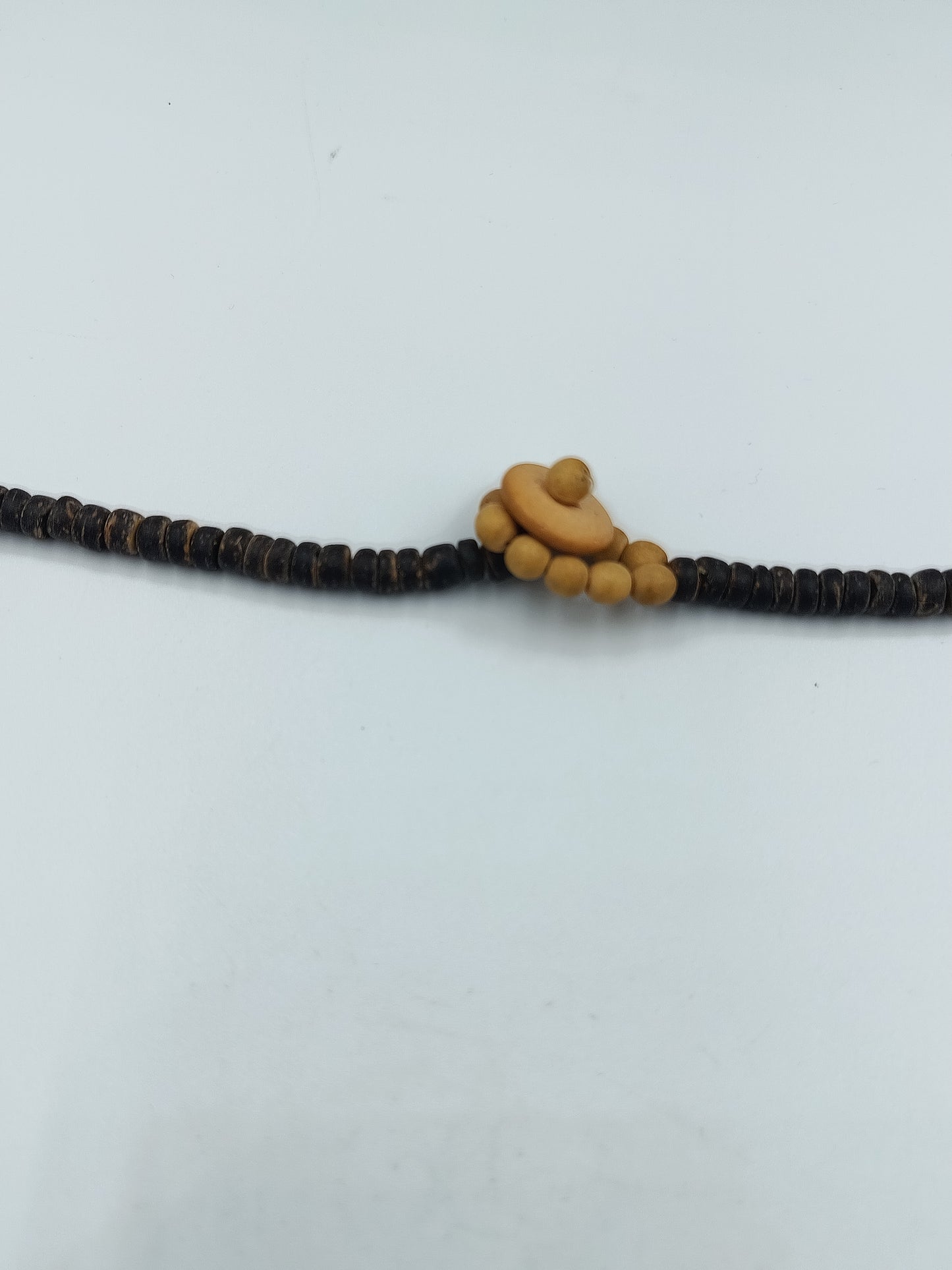 Naturbelassene Halskette aus Holzperlen