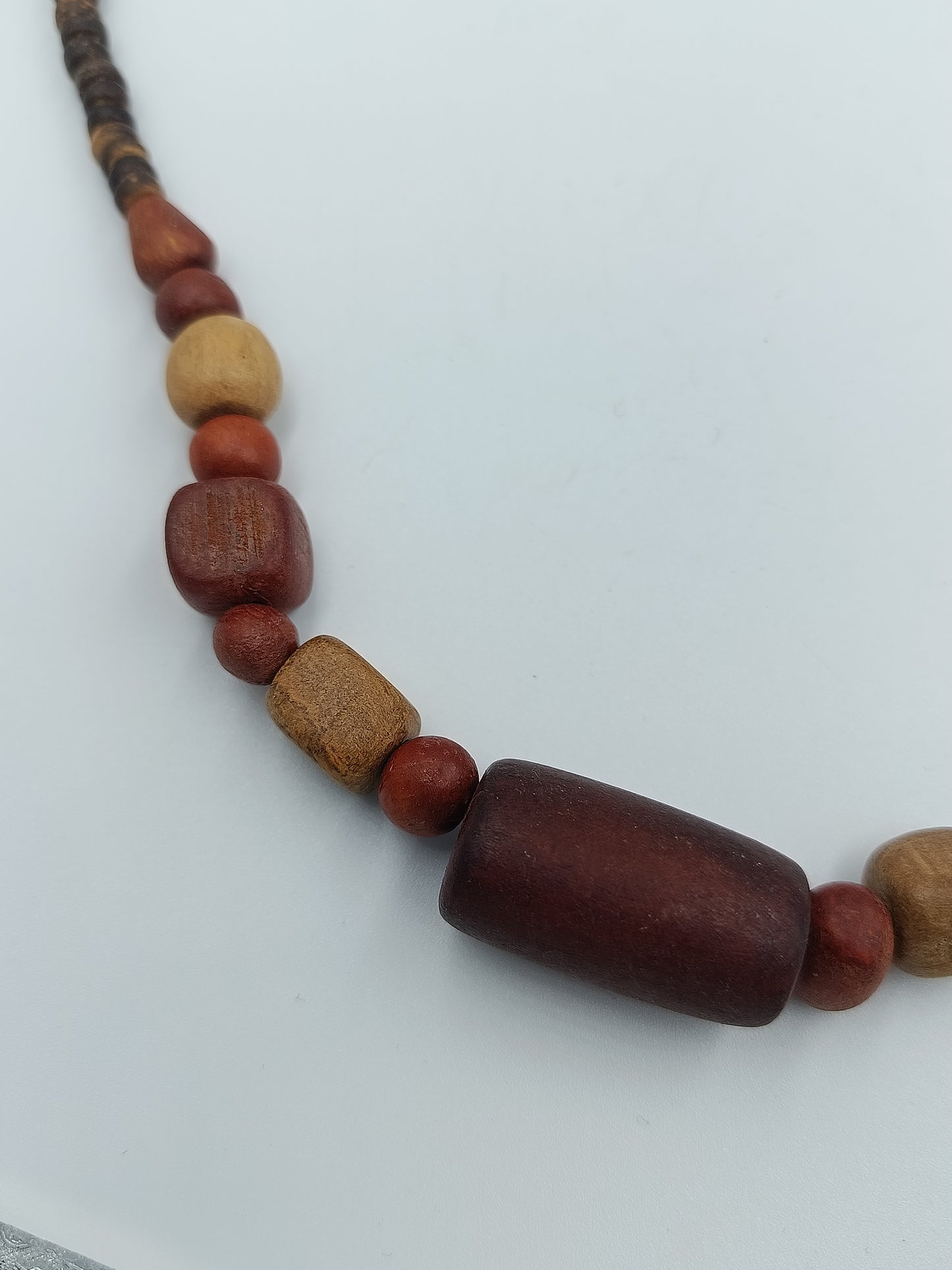 Naturbelassene Halskette aus Holzperlen