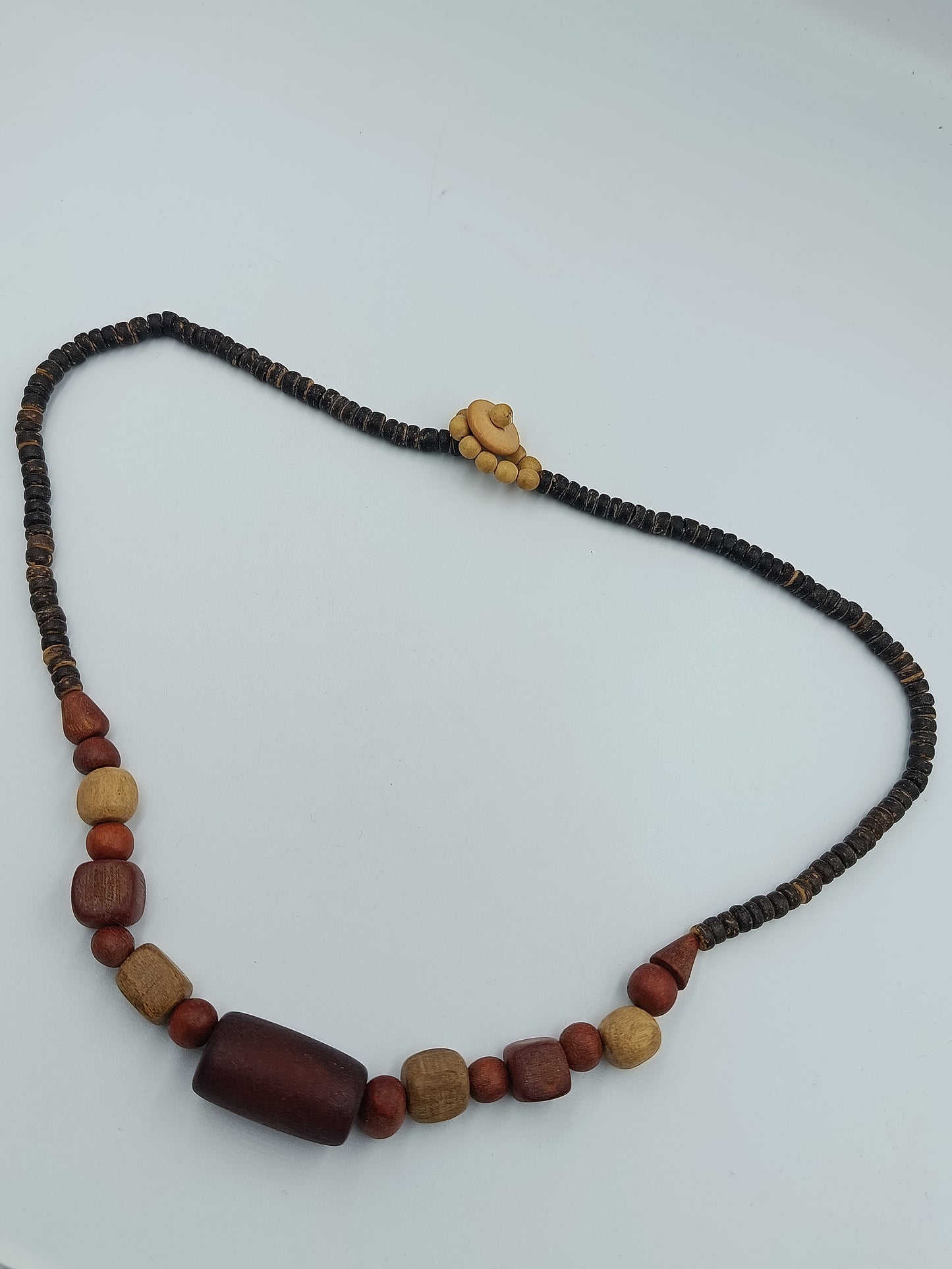 Naturbelassene Halskette aus Holzperlen