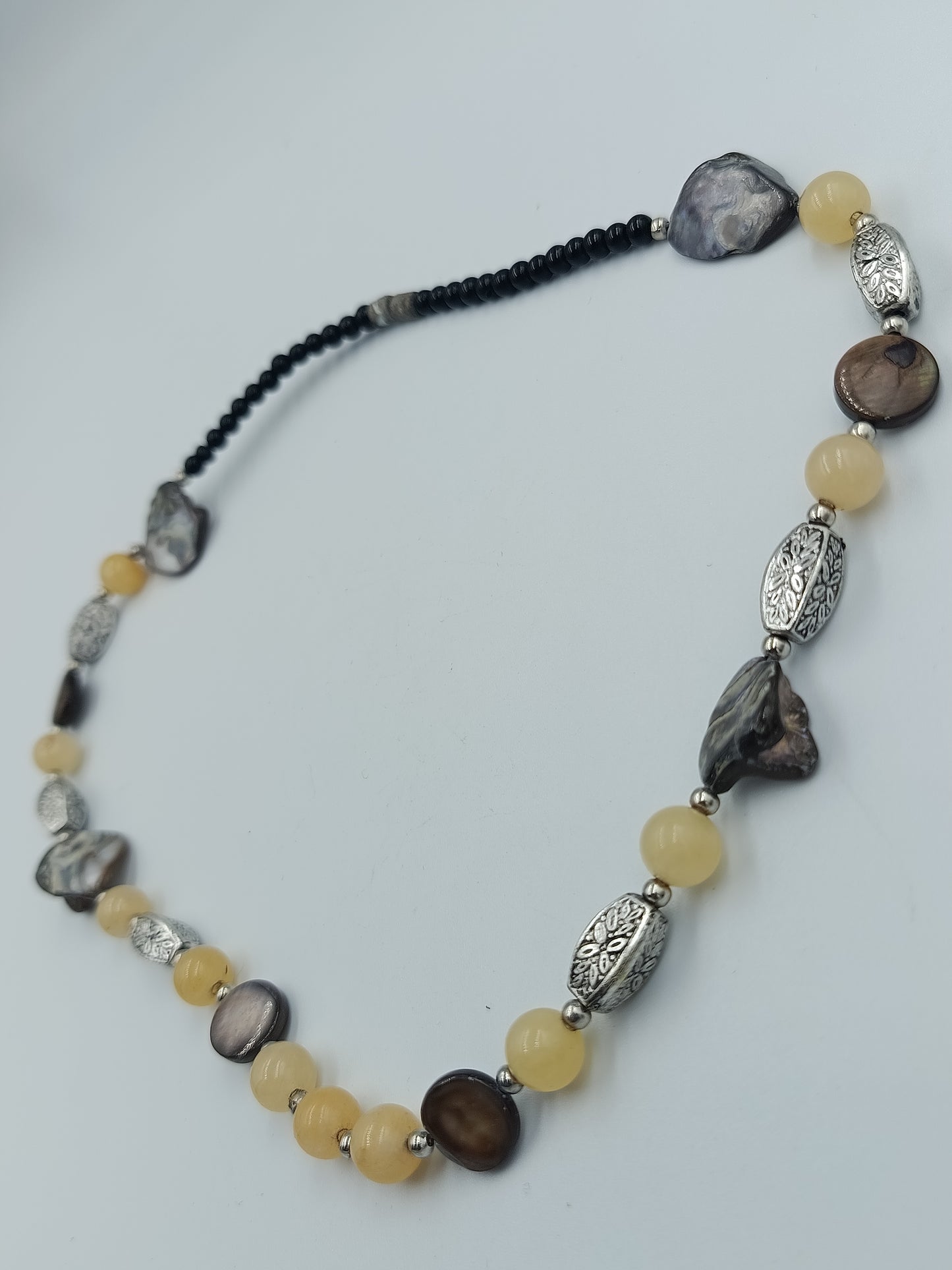 Naturstein-Kette mit Muschelelementen und Silberoptik-Perlen