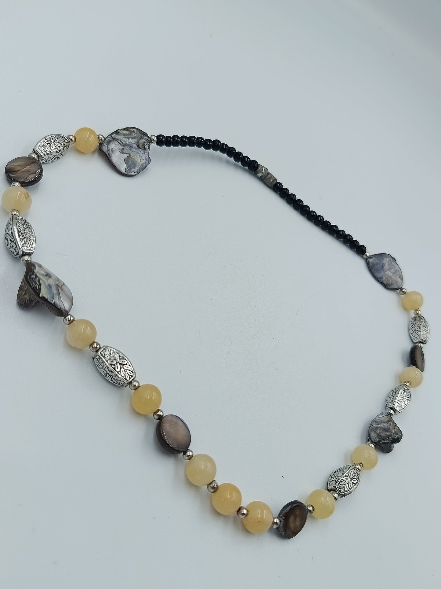 Naturstein-Kette mit Muschelelementen und Silberoptik-Perlen