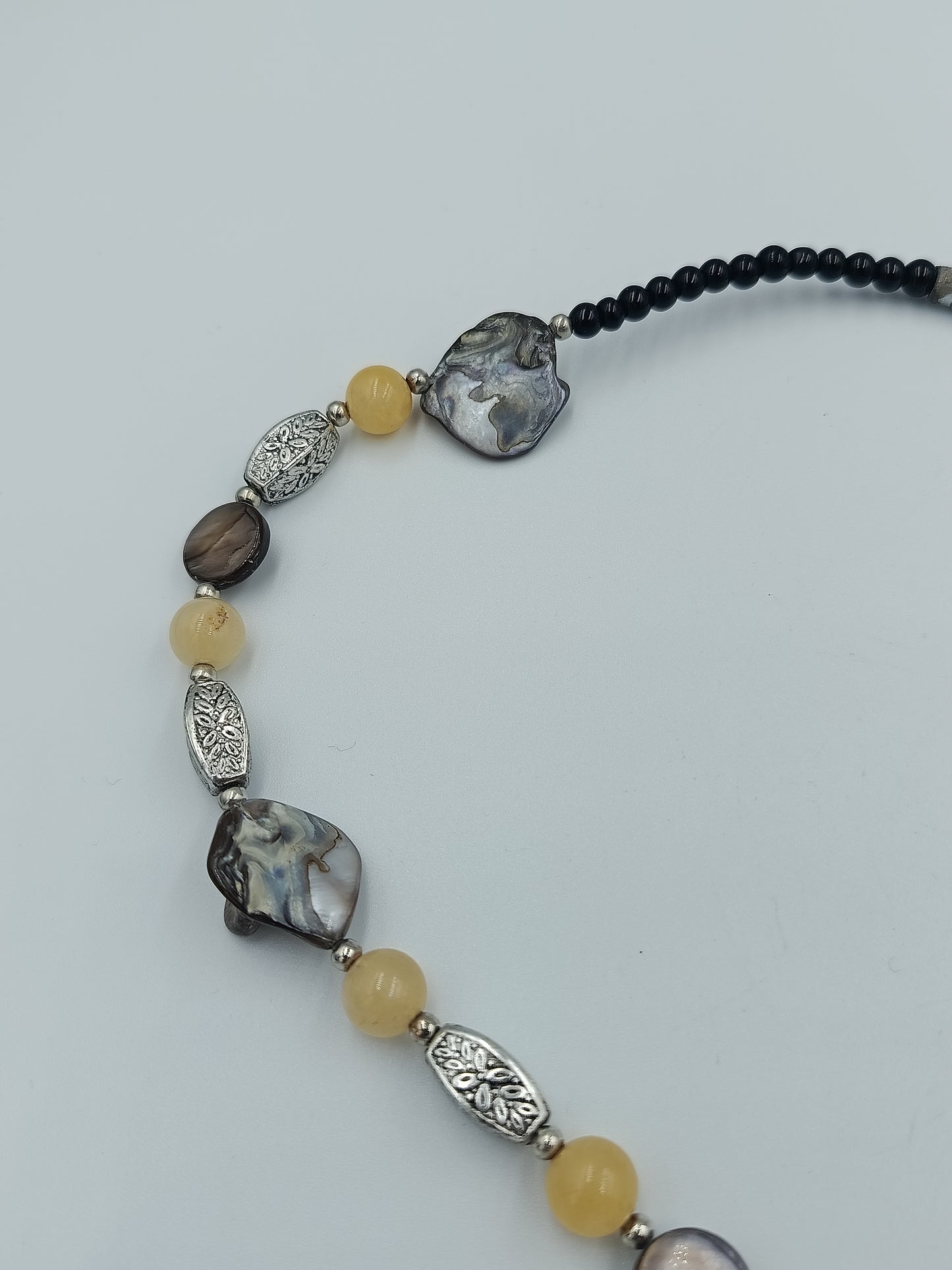 Naturstein-Kette mit Muschelelementen und Silberoptik-Perlen