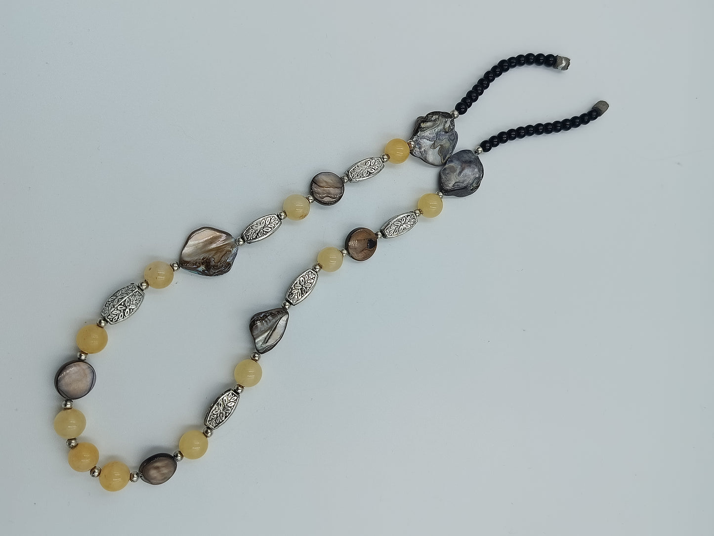 Naturstein-Kette mit Muschelelementen und Silberoptik-Perlen