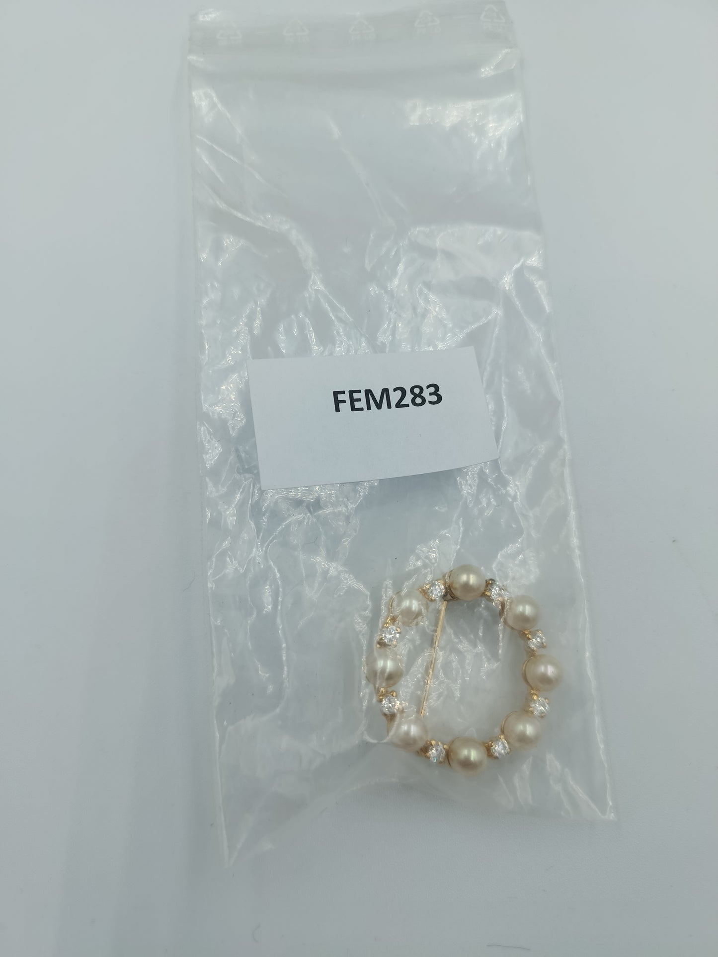 Kreisförmige Brosche mit Perlen & Strass in Goldoptik