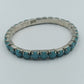 Silberfarbenes Stretcharmband mit türkisfarbenen Steinen