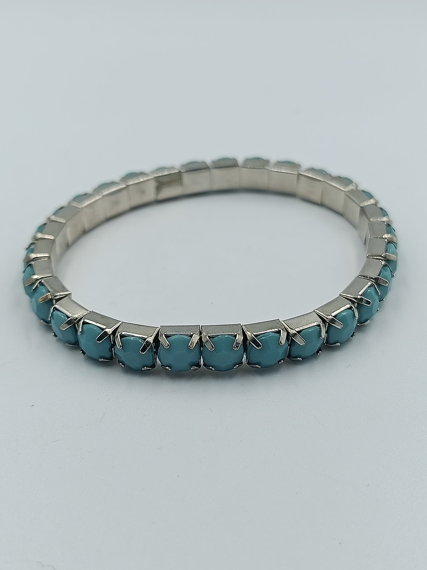 Silberfarbenes Stretcharmband mit türkisfarbenen Steinen