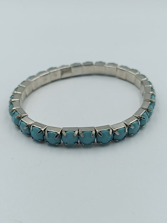 Silberfarbenes Stretcharmband mit türkisfarbenen Steinen