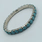Silberfarbenes Stretcharmband mit türkisfarbenen Steinen