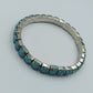 Silberfarbenes Stretcharmband mit türkisfarbenen Steinen