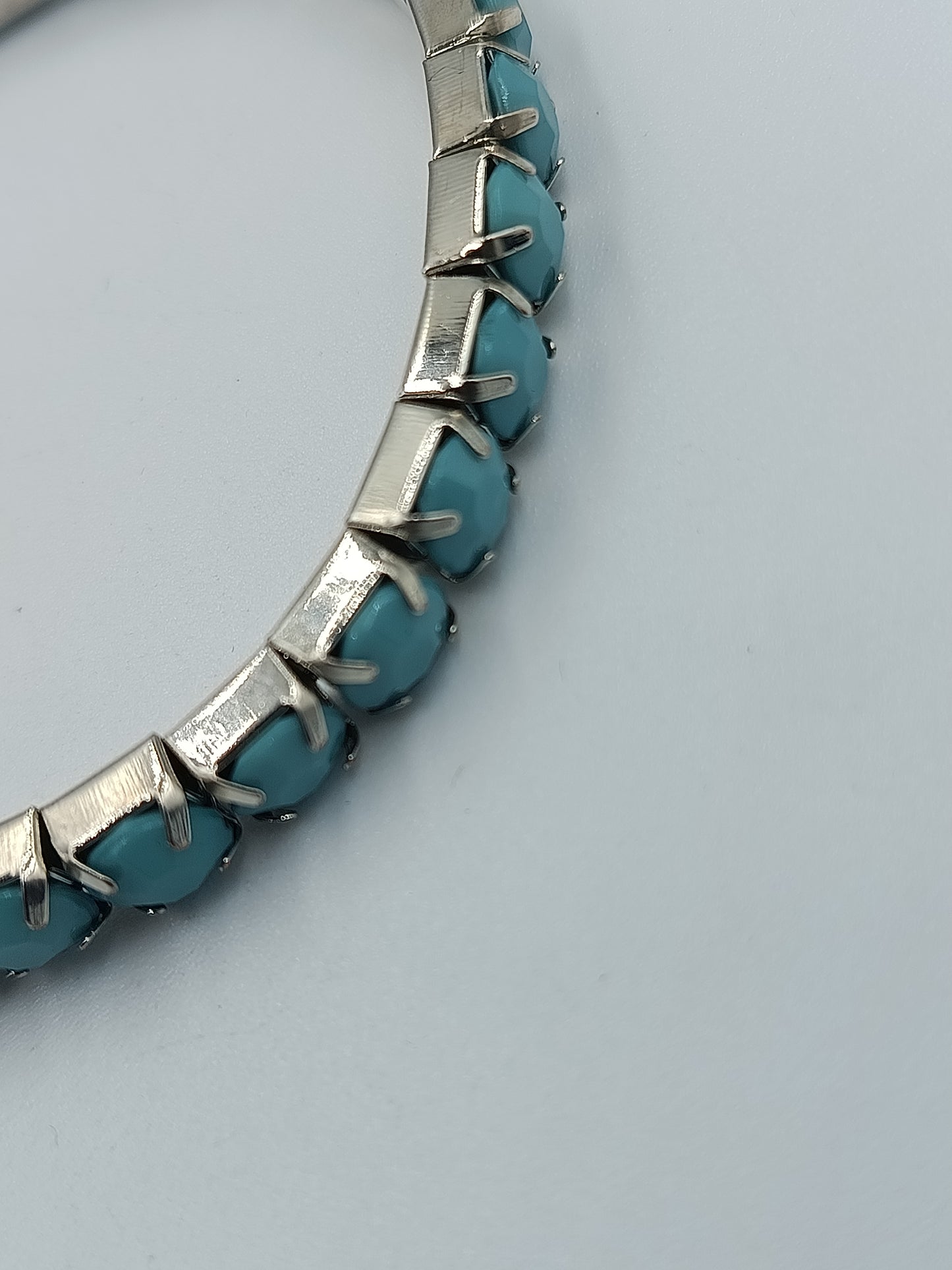 Silberfarbenes Stretcharmband mit türkisfarbenen Steinen